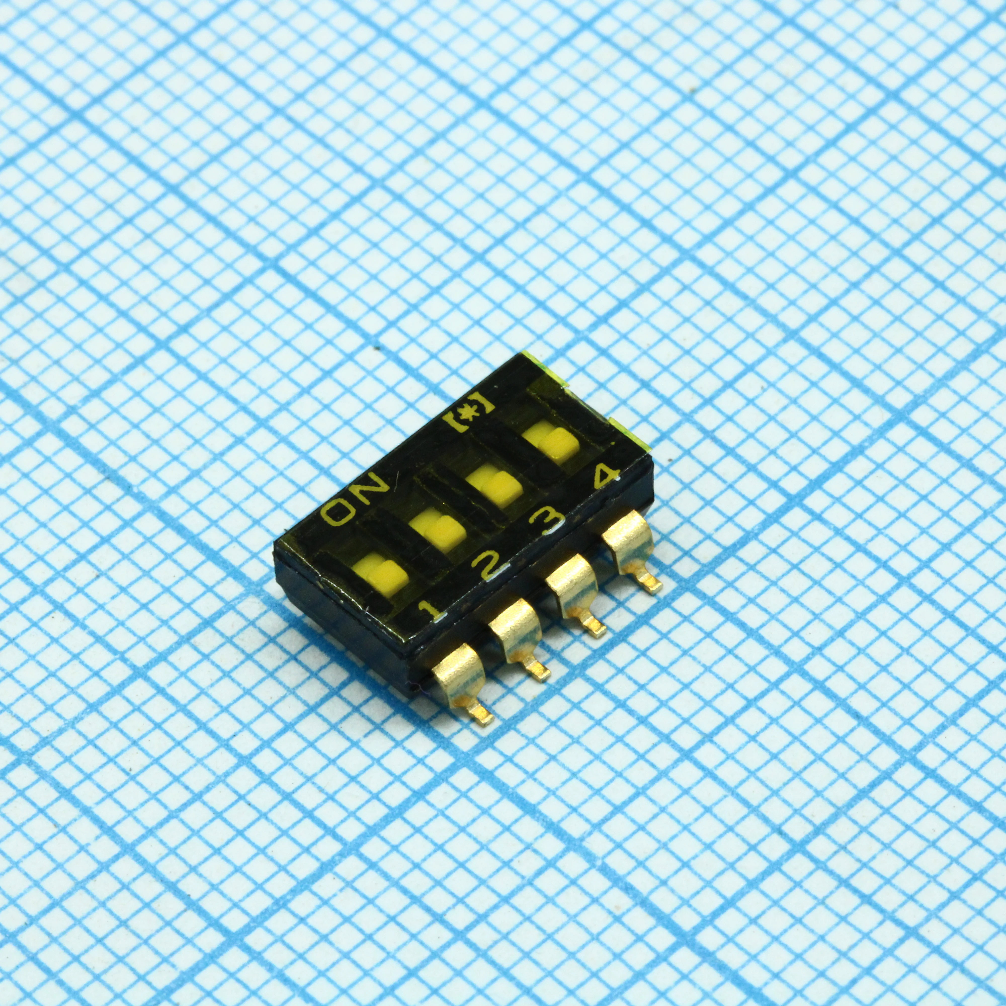 DS1040-02-04SBWR - Переключатель DIP 4 группы 0.025А 24В  шаг 2,54 с утопленным движком, с пленкой в катушках SMD монтаж