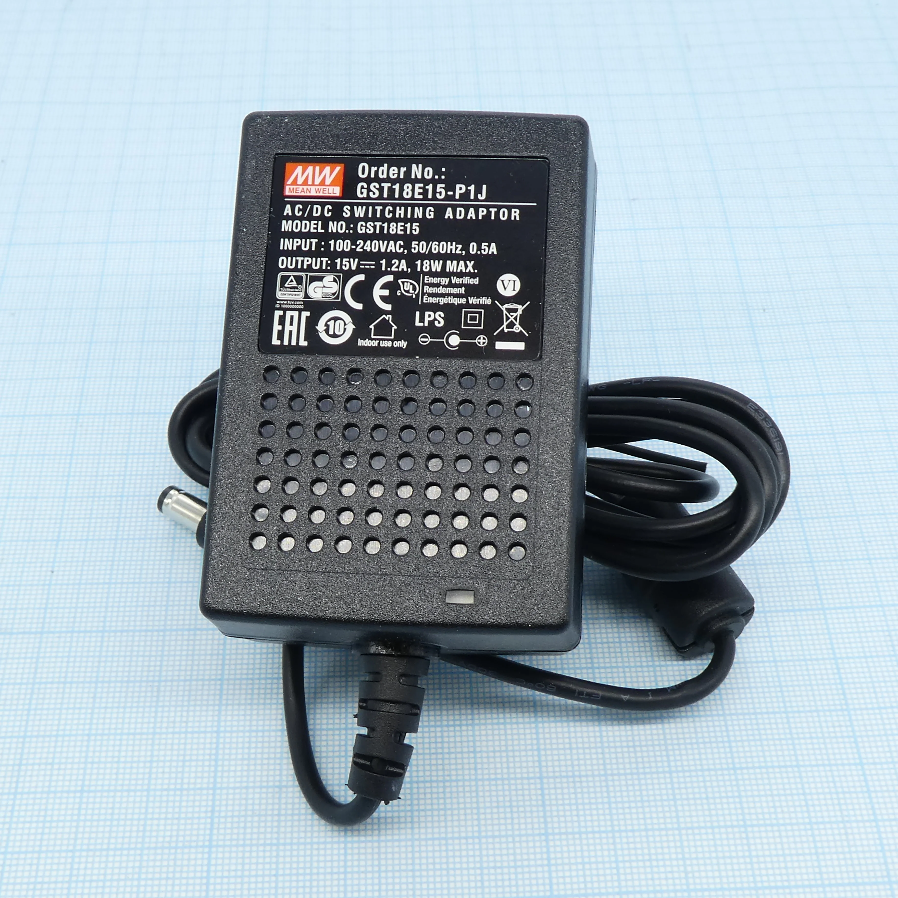 GST18E15-P1J - AC-DC, 18Вт, вход 85...264B AC 47...63 Гц,, выход 15B/1.2A, изоляция 3000В AC, 79x54x33мм, -30...+70°С, выходной разъем 11, диам. 5.5х2.1мм
