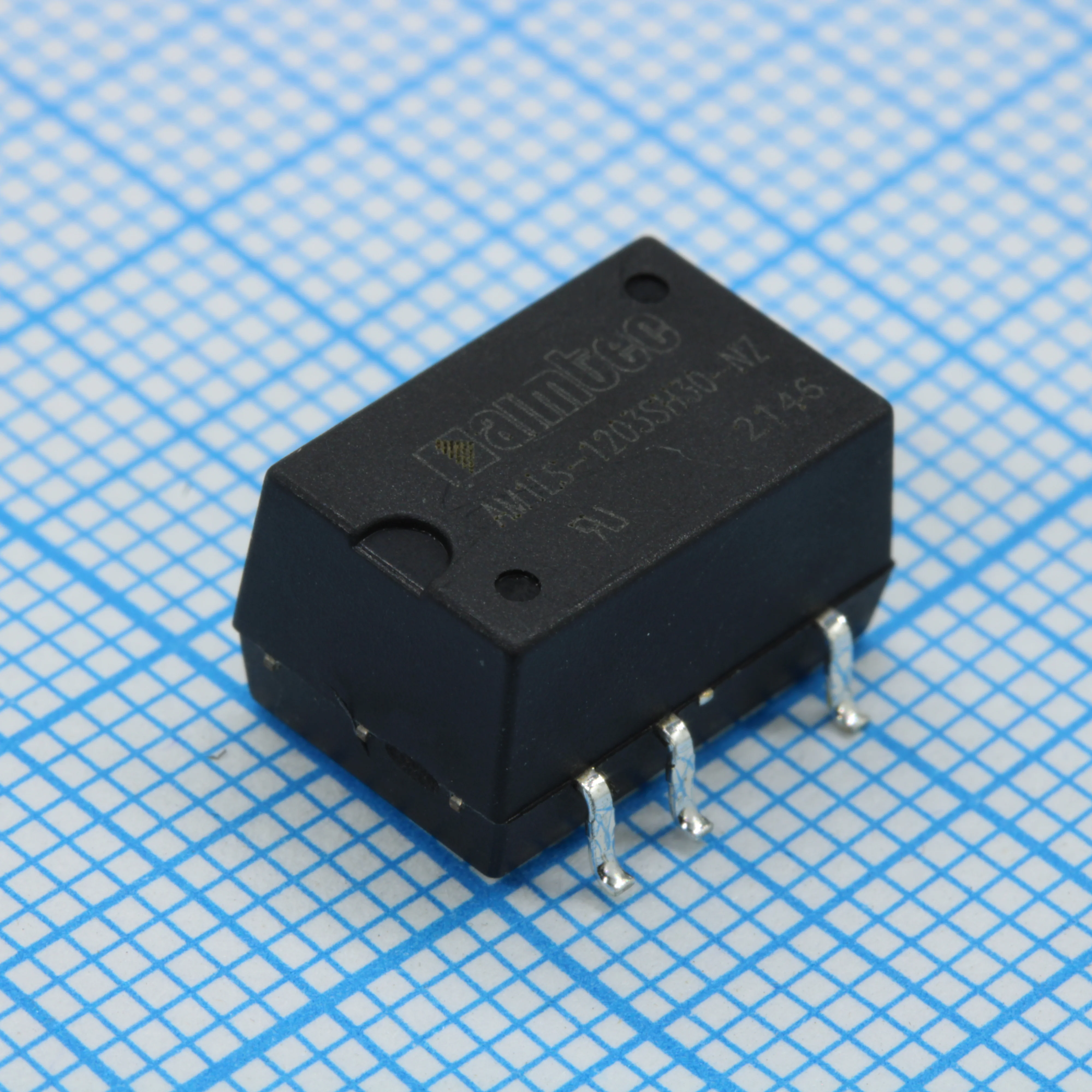 AM1LS-1203SH30-NZTR - DC/DC преобразователь 1 Вт  вход 10.8~13.2В  однополярный выход 3.3В  0.303А   -40~105 ?C, дерейтинг при 100 ?C3000VDC 3000VDC   MTBF 3500000 часов  КПД 75 %  ёмк. нагрузка макс.220 мкФ  корпус SMD, пластик  установка на печатную пла