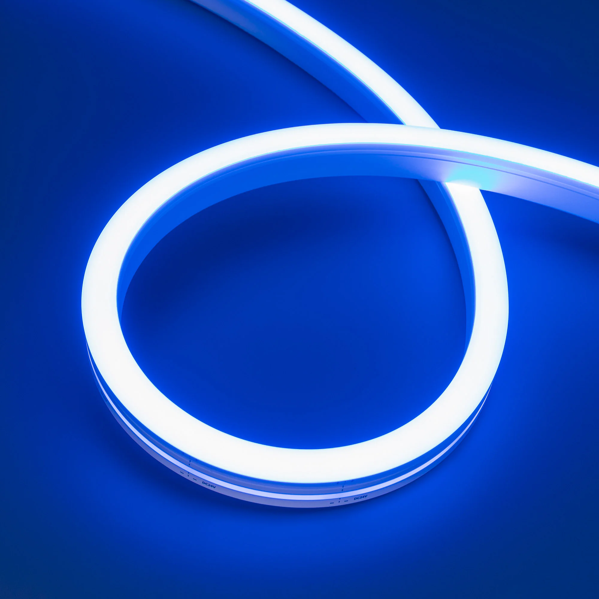 Лента герметичная MOONLIGHT-SIDE-A140-12x17mm 24V Blue (8 W/m, IP67, 5m, wire x2) 038799 - Гибкая герметичная лента (неон серии MOONLIGHT), сечение 12х17 мм. Светодиоды SMD 2835 140 шт/м. Цвет свечения СИНИЙ, угол излучения 115°. Мощность 8 Вт/м, питание 
