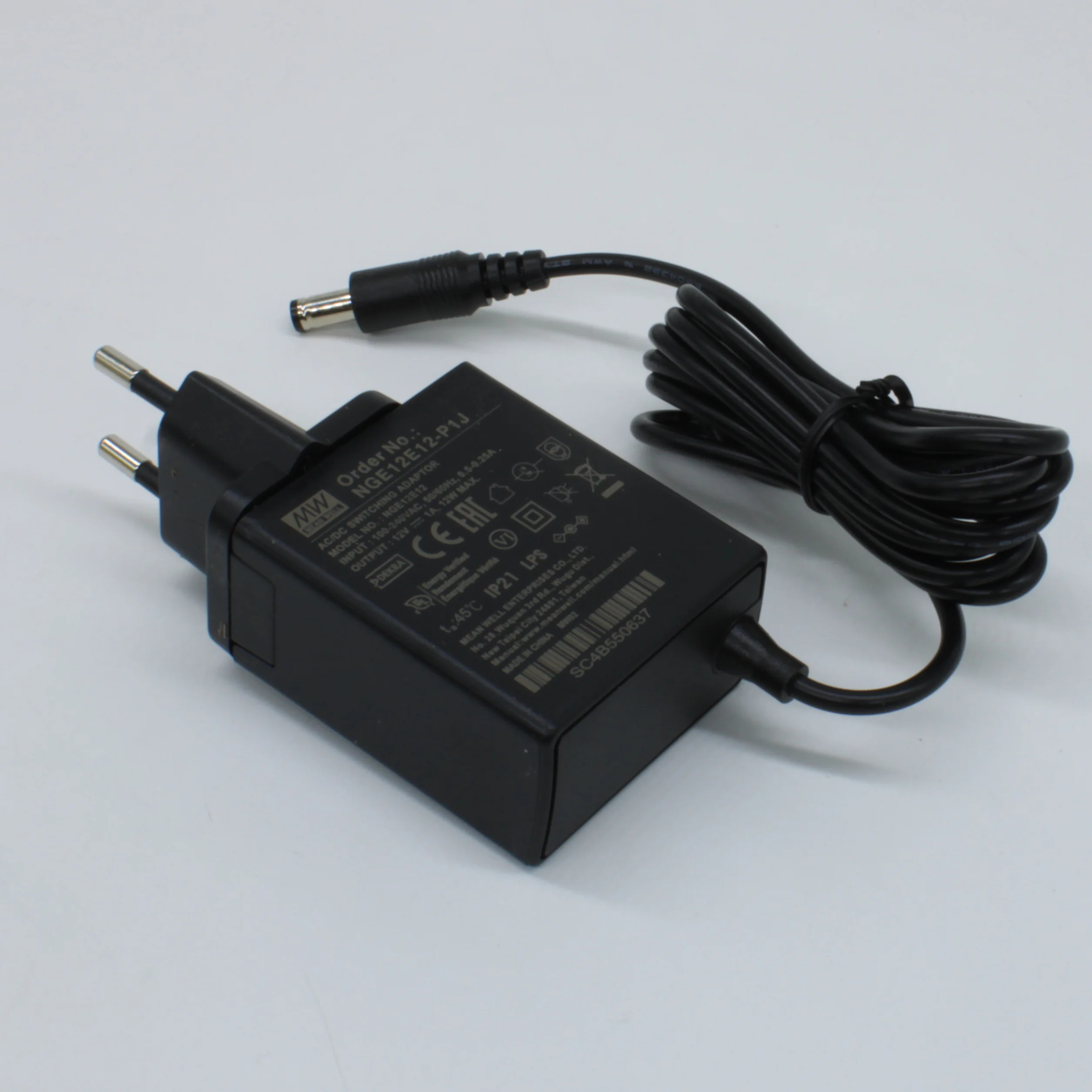 NGE12E12-P1J - AC-DC, 12Вт, сетевой адаптер, выход 12В/1А, вход 80...264В AC, 47...63 Гц, изоляция 4000B DC, 2xMOPP, 48x28*x55мм, -30...+70C, евровилка, выходной разъем 11мм, диам. 5.5х2.1мм