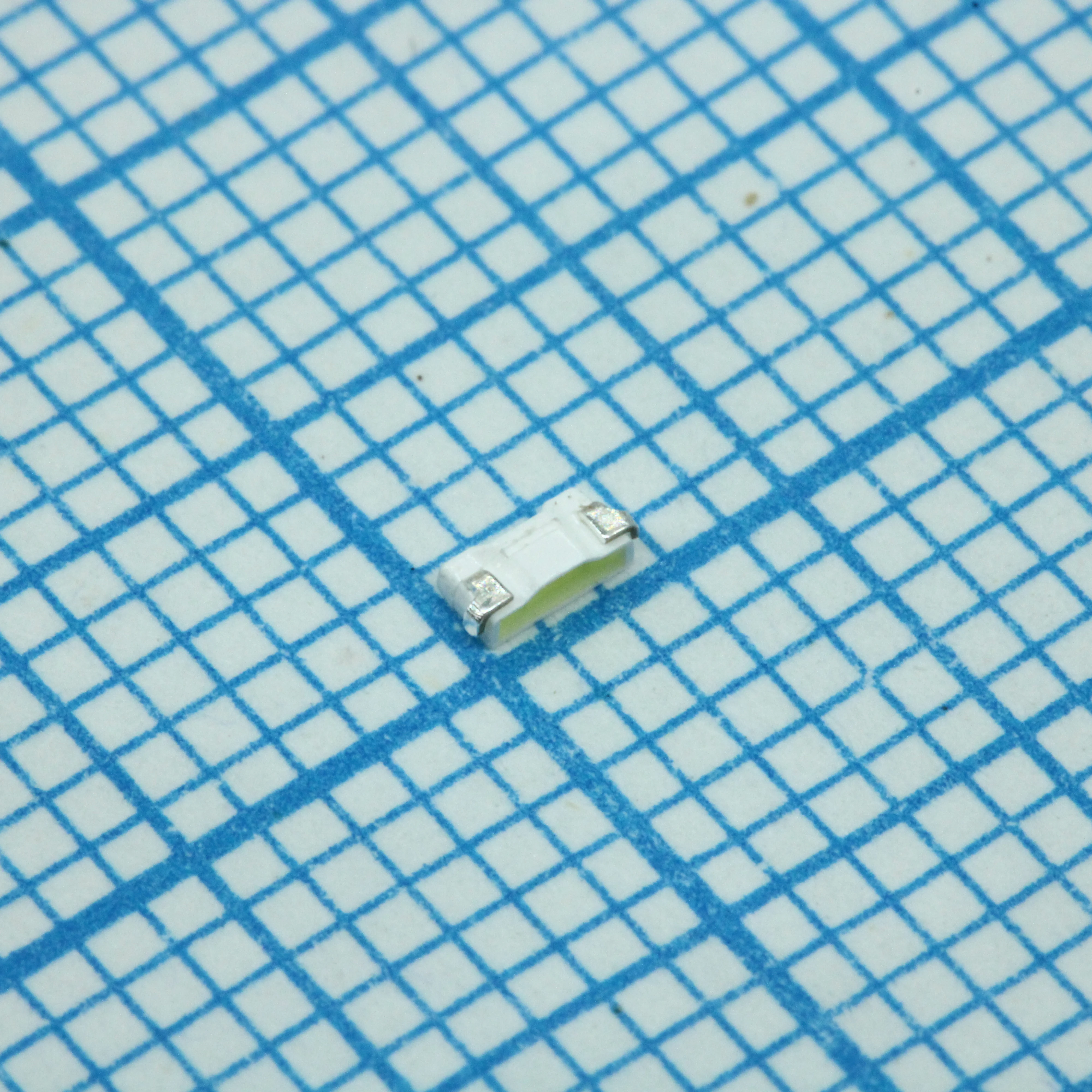 LW Y1SG-BFCF-EKFM-1 - Светодиод SMD белый холодный 8200K питание 3.3В угловой выводы внутрь