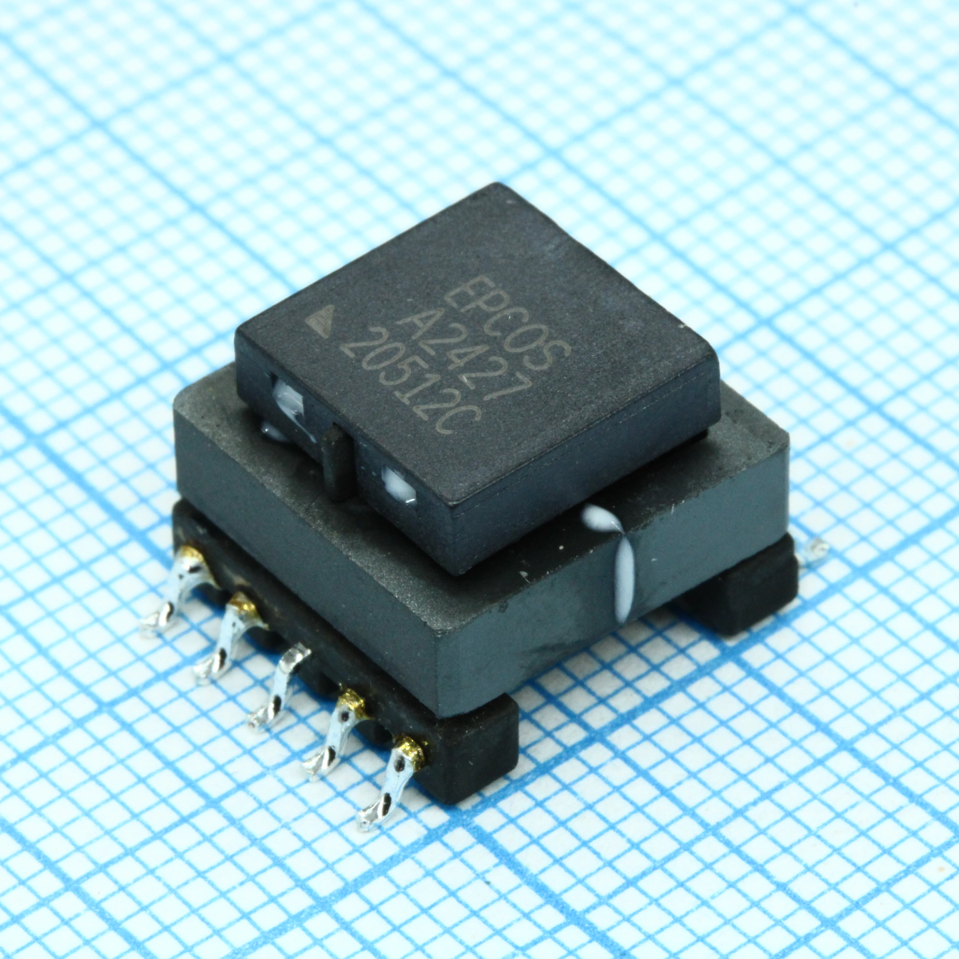 B78308A2427A003 - PLC трансформатор на сердечнике E13/7/4 SMD, 900 мкГн, напряжение изоляции 2 кВ.