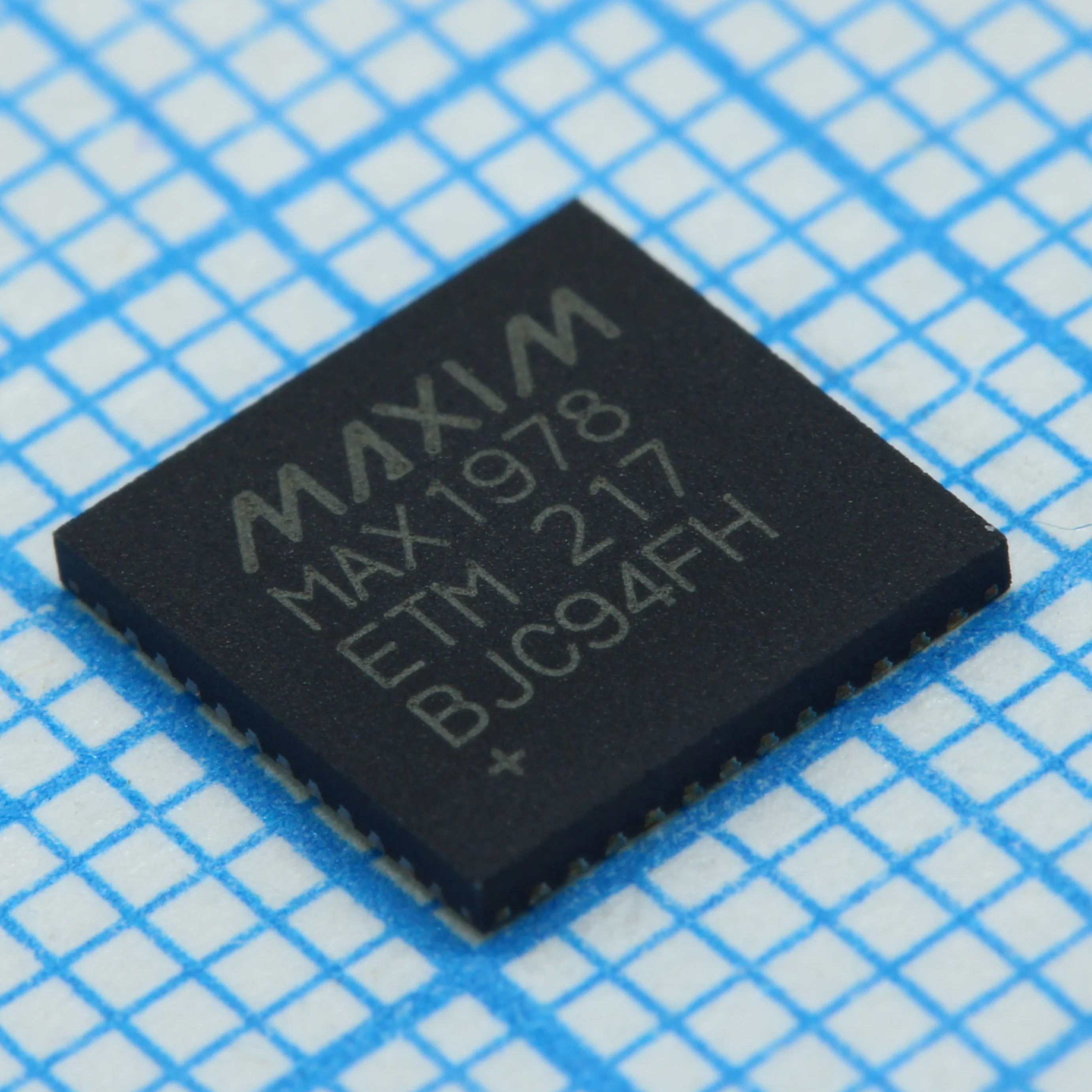 MAX1978ETM+T - Контроллер температурного датчика 48-Pin TQFN EP лента на катушке
