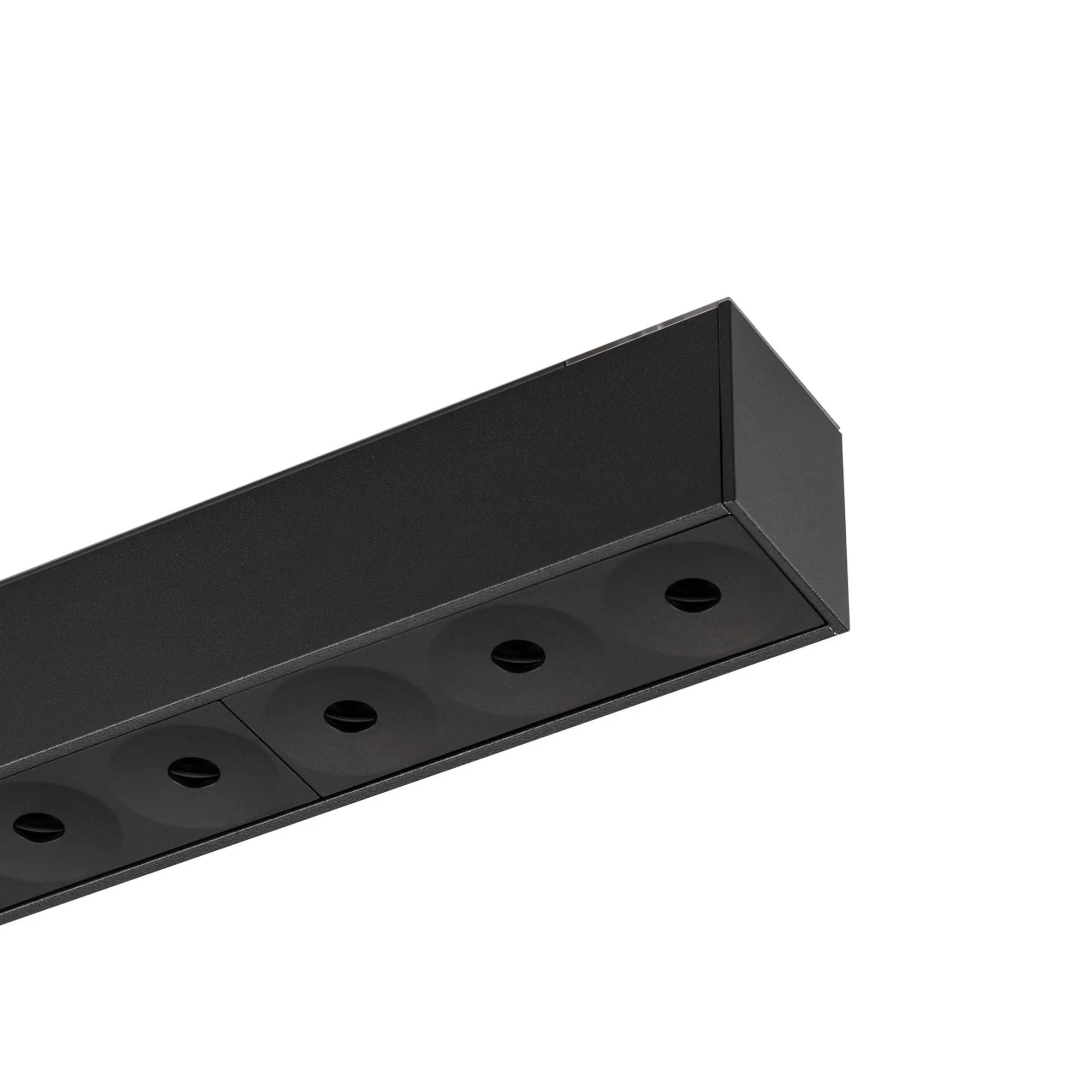 Светильник MAG-DARK-45-L200-6W Warm3000 (BK, 20 deg, 24V) 034996 - Светильник для магнитных треков шириной 45 мм, 6 Вт. Цвет свечения ТЕПЛЫЙ 3000K, световой поток 230 лм, угол 20°, CRI>90. Корпус прямоугольный, металл, цвет черный, IP20. Размеры LxWxH 184