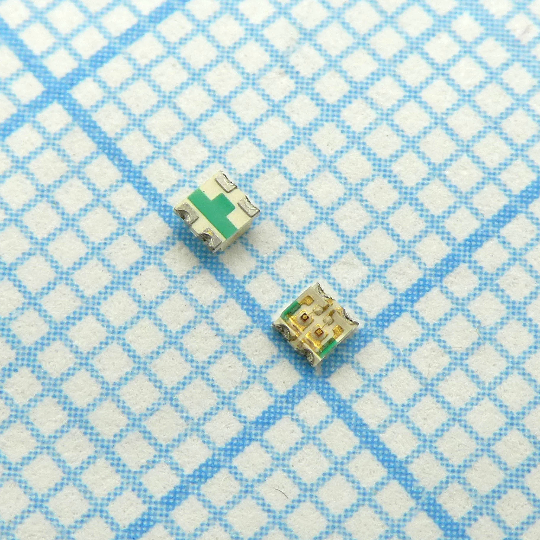 KPTB-1615ESGC - Светодиод smd 1,6х1,5мм/красный/625нм/8-15мкд - зеленый/568нм/5-12мкд/прозрачный/120°