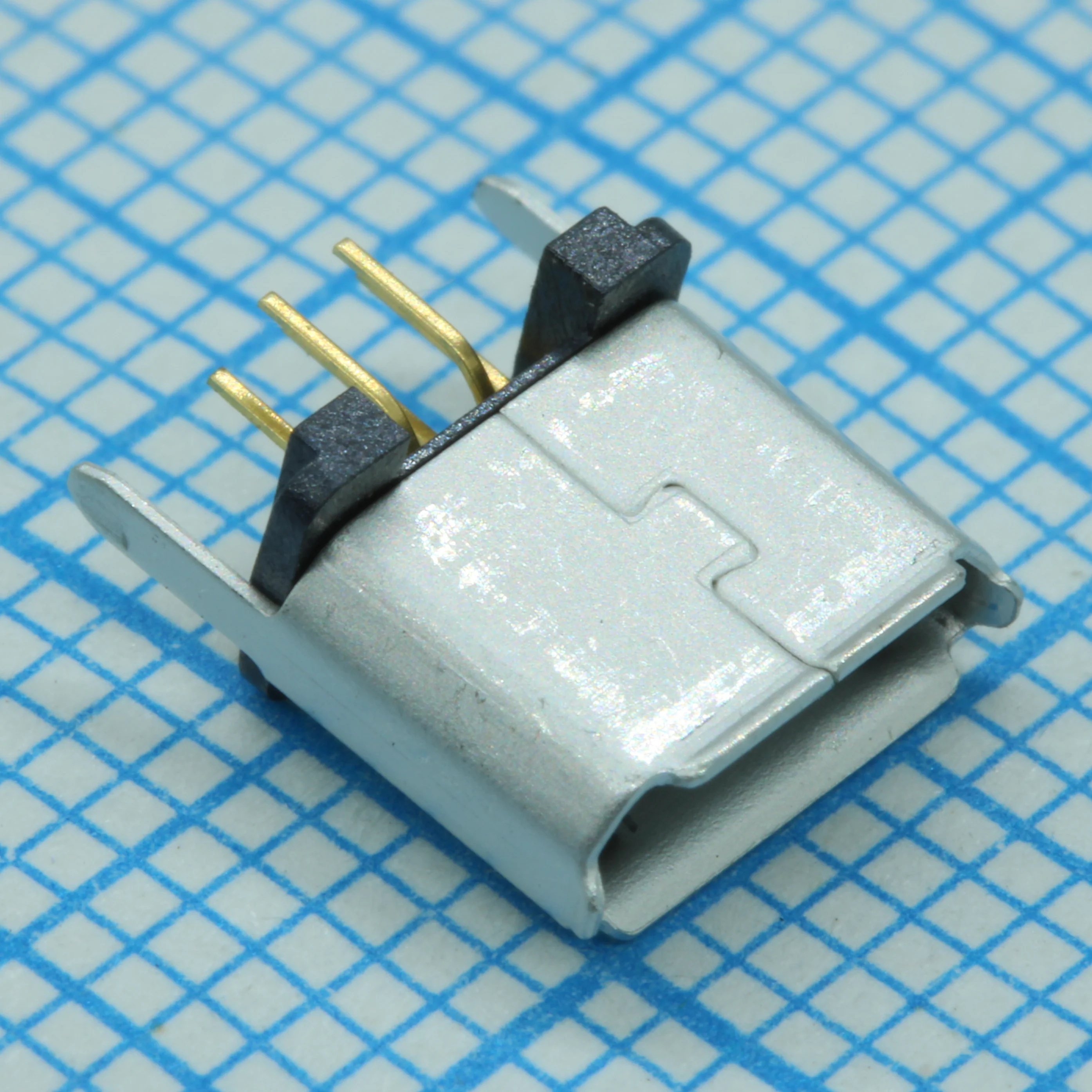 USB3145-30-1-A - Разъем микро USB тип B 2 контакта питания /3 сигнальных контакта шаг 0.65мм монтаж в отверстие