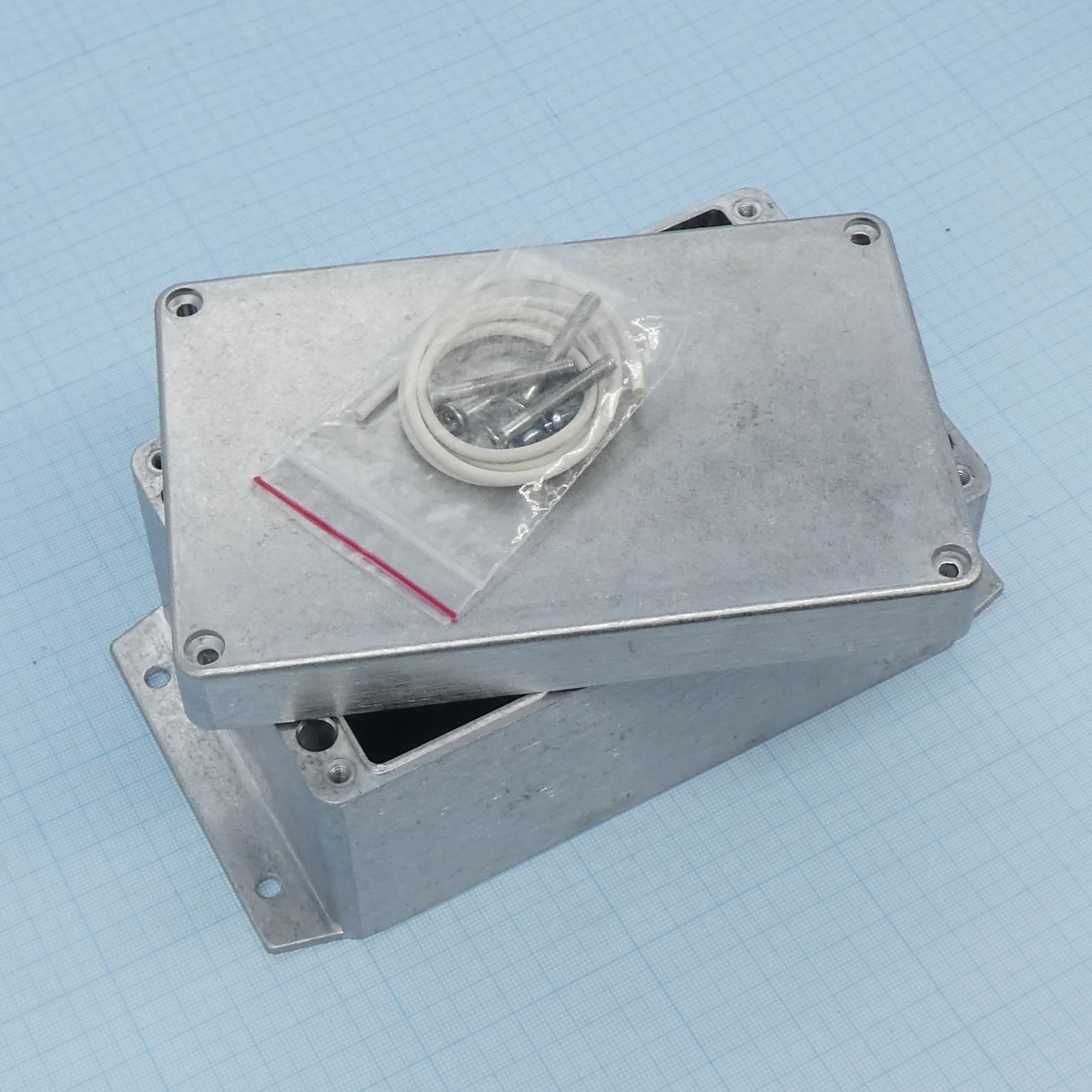 G117MF - Герметичный алюминиевый корпус с фланцами, IP65, некрашеный