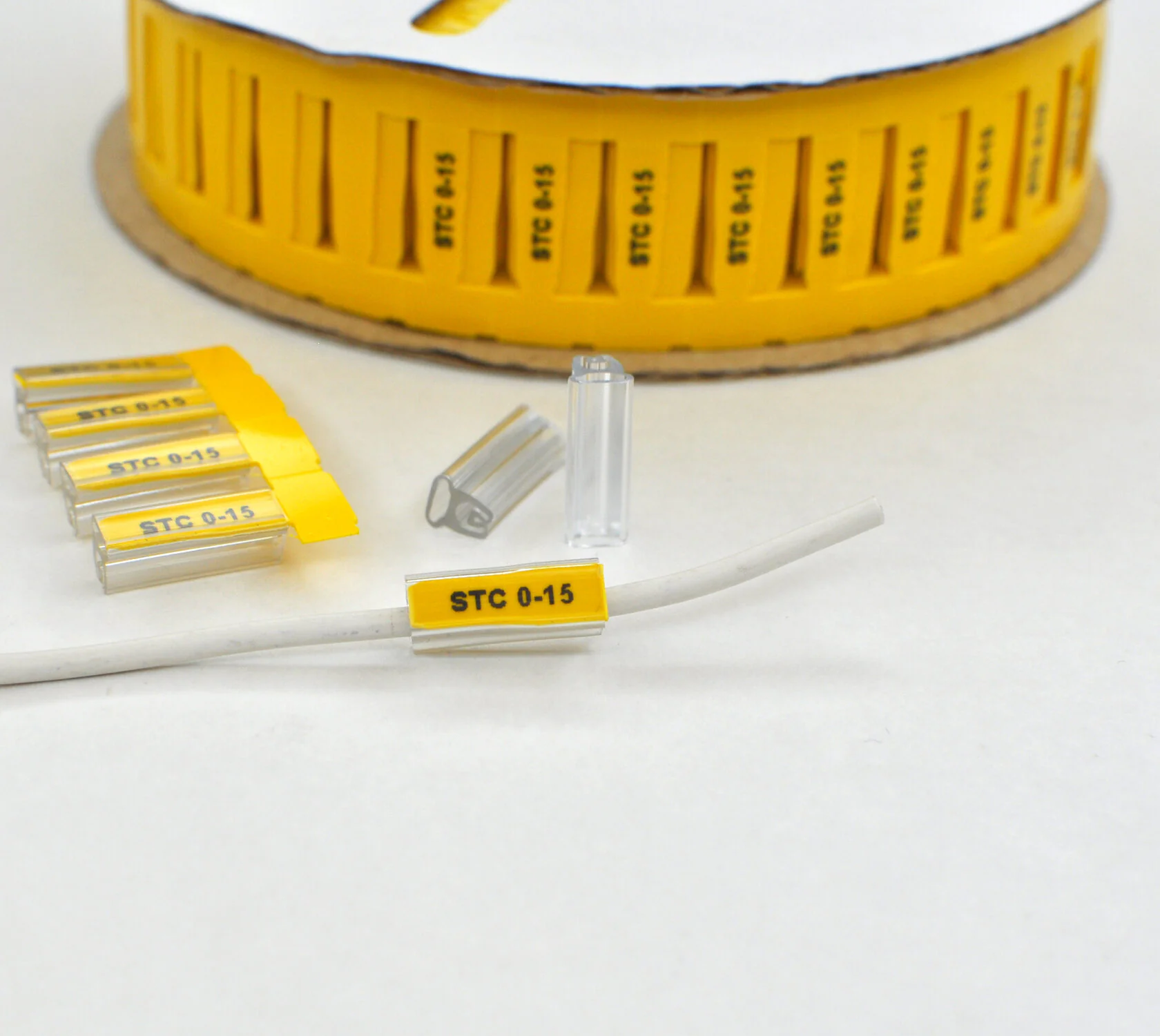 Держатель маркера STC-0-15 - Контейнер для маркера, нанизываемый на кабель, длина 15 мм, диаметр провода 0,2 - 0,75 мм, в упаковке 1000 держателей для установки маркера HIC