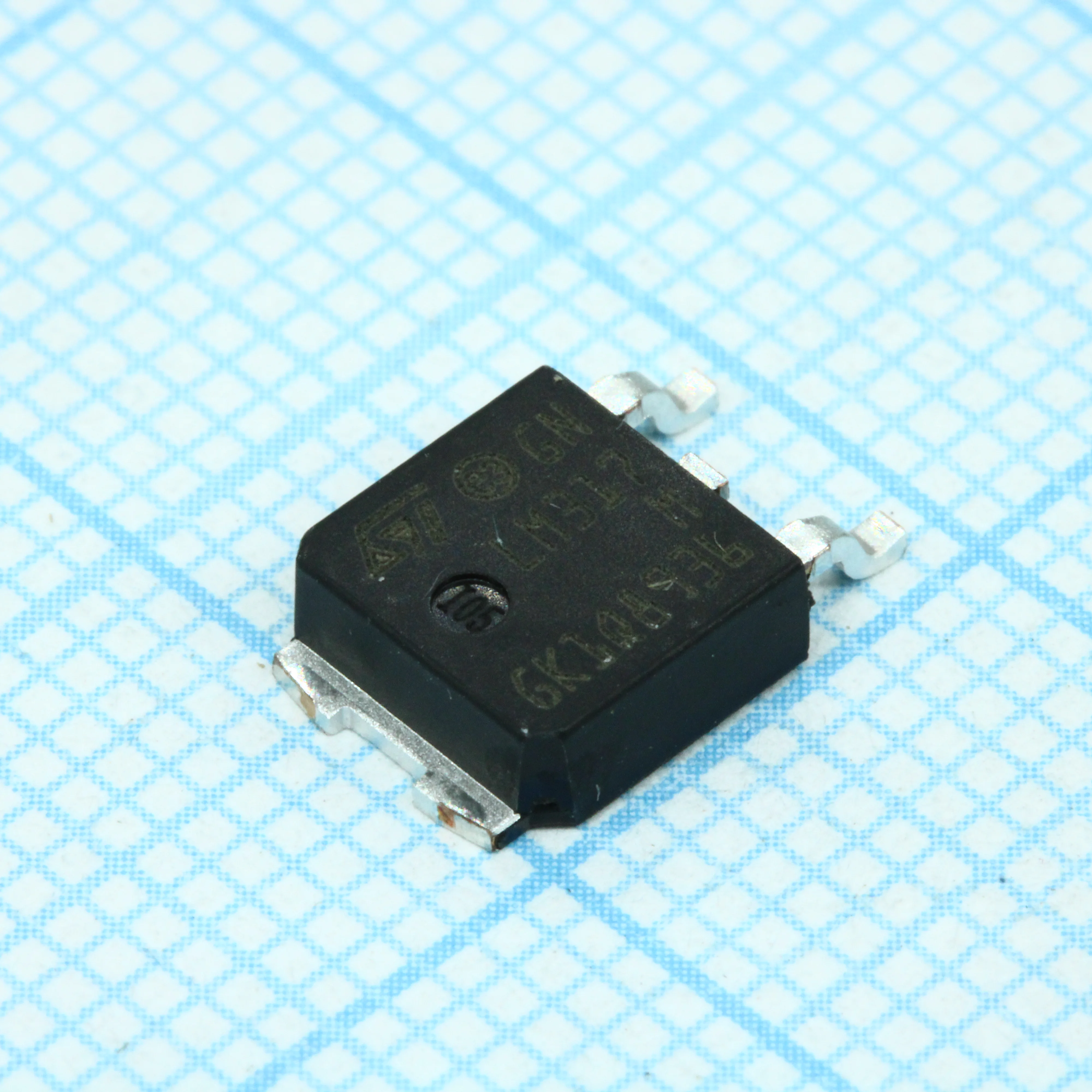 LM317MDT-TR - Регулируемый стабилизатор с низким падением напряжения положительной полярности,  1.2 В-37 В,  0.5 А
