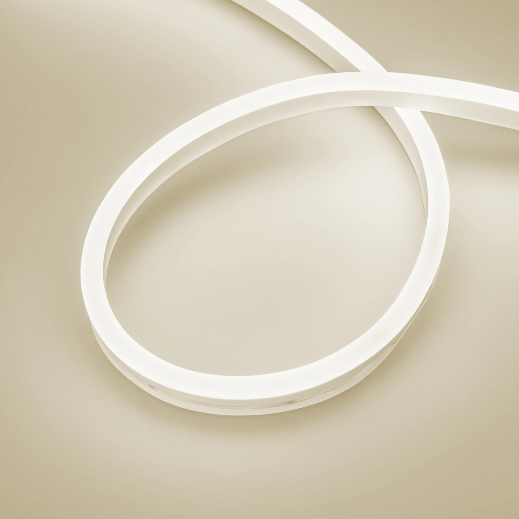 Лента герметичная AURORA-PS-A120-16x8mm 24V Day4000 (10 W/m, IP65, 2835, 5m) 036686 - Гибкий неон AURORA в силиконовой оболочке. Светодиоды SMD2835, 120 шт-м, цвет ДНЕВНОЙ БЕЛЫЙ 4000К. Сечение 16х8 мм, горизонтальный (боковой) изгиб, IP65, шаг резки 8.33 