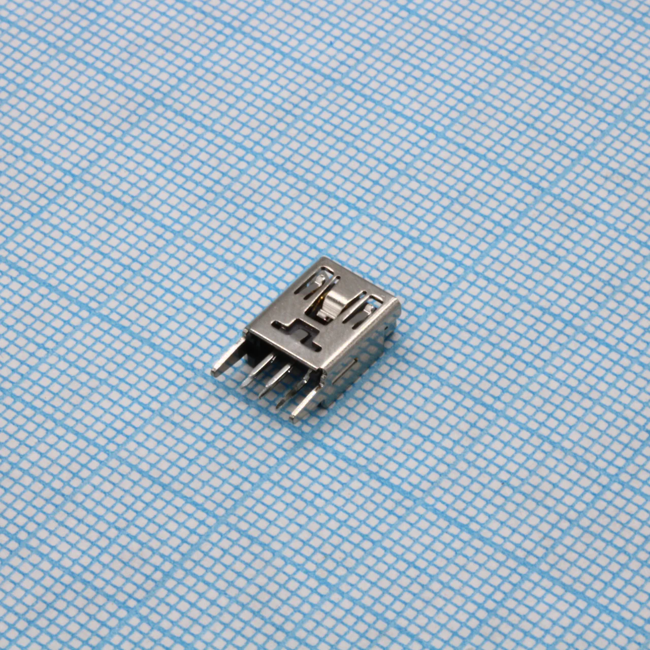 DS1104-03-BN0ST - Разъем Mini USB тип B, USB 2.0, розетка, 5 выводов, вертик. на плату (с прямыми фиксат. в отверст. платы/ тип "straight", H = 9.2/9.45 мм, разметка:  шаг 3.20/1.60 мм, межрядн. расст. 2.00 мм)