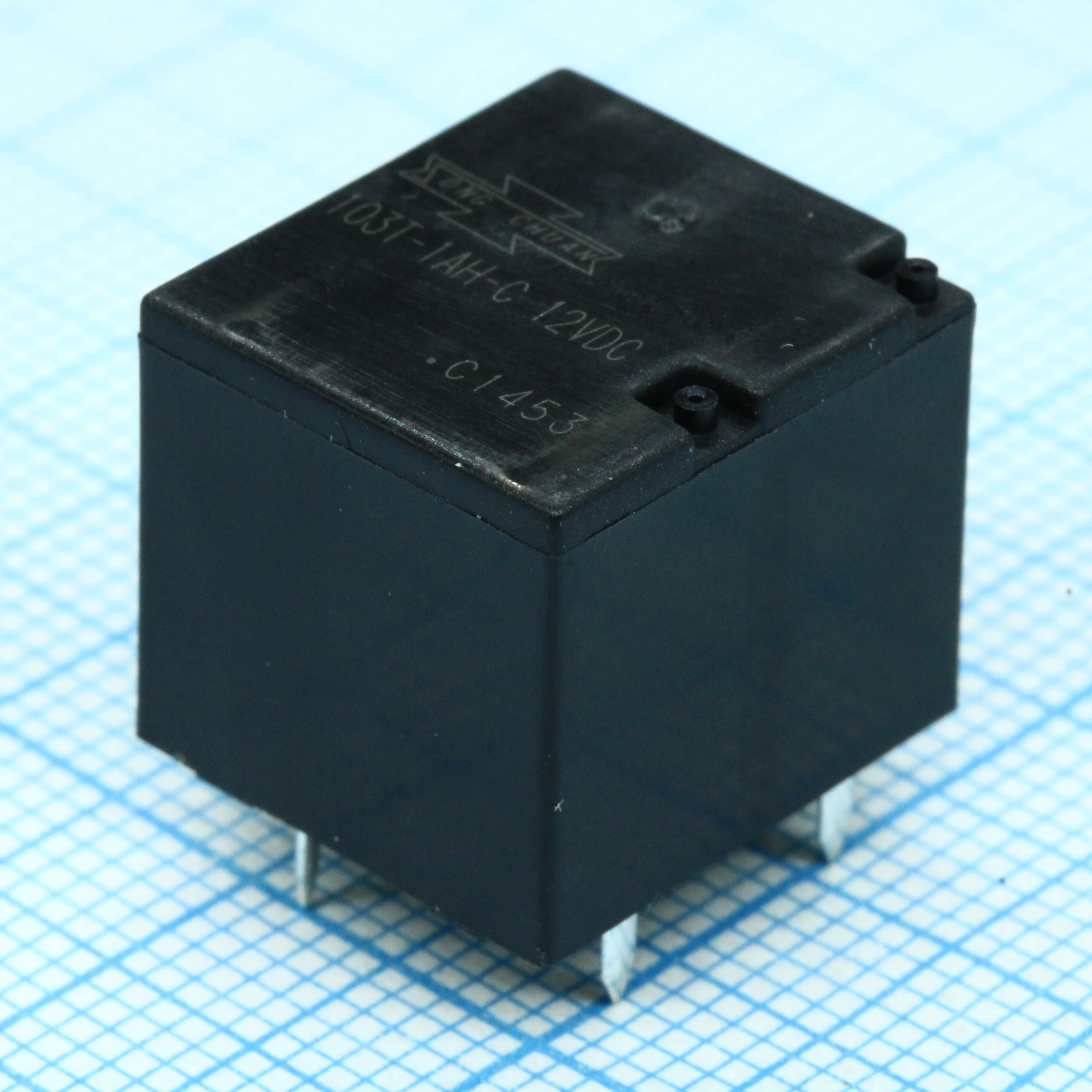 103T-1AH-C 12VDC - Реле автомобильное, пайка в плату. Упр.: 12VDC, Потр. мощн.: 0.64W. Комм.:NO/NC 20А/10A 14VDC, конт.: 2x1 открытый, размер (LxWxH) мм: 15.8 х 14.4 х 13.7
