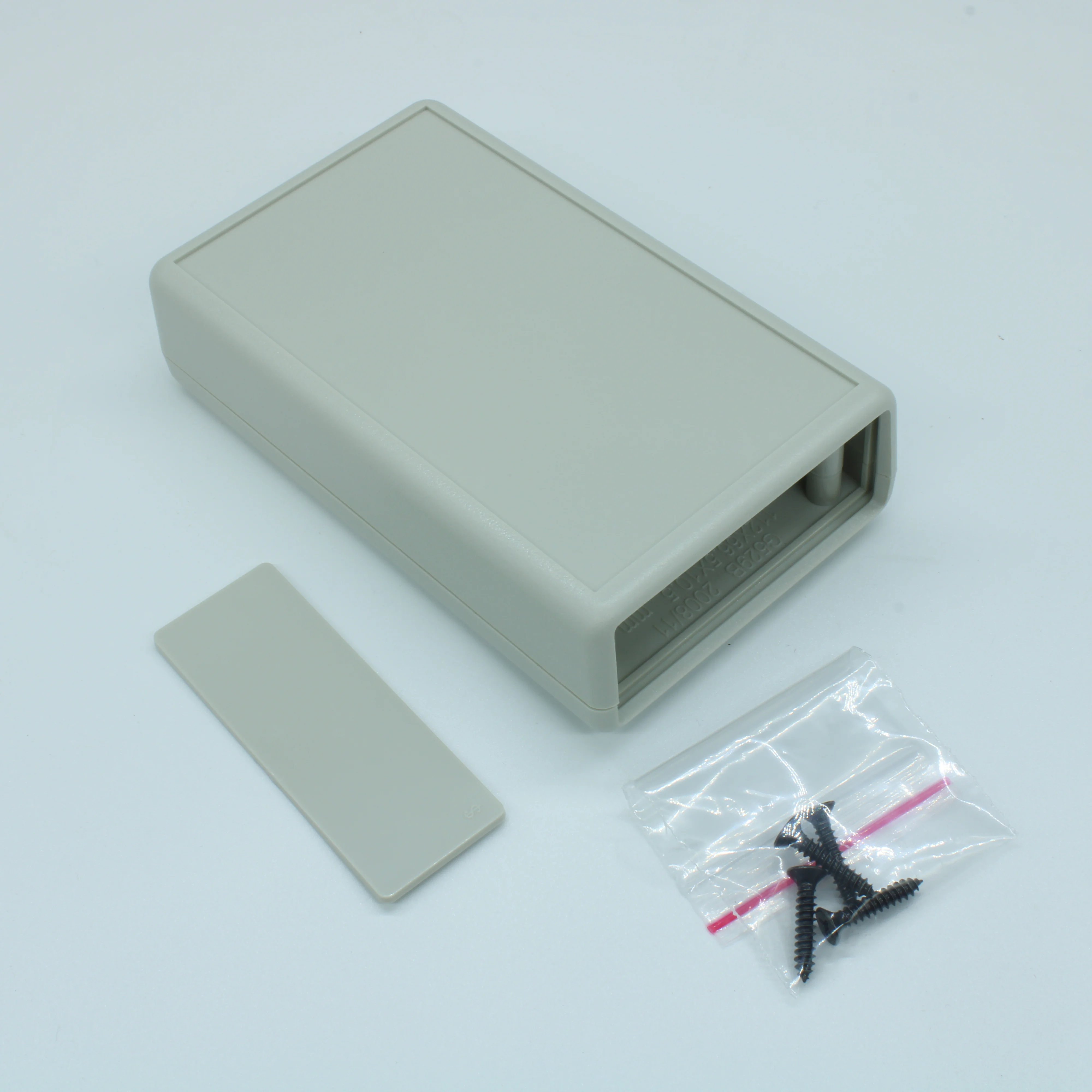 G529G(BC)-1$ - Корпус приборный с батарейным отсеком, носимый, материал: ударопрочный пластик ABS, одна панель "$", размеры: 112x66.5x28 мм, IP54, цвет: серый