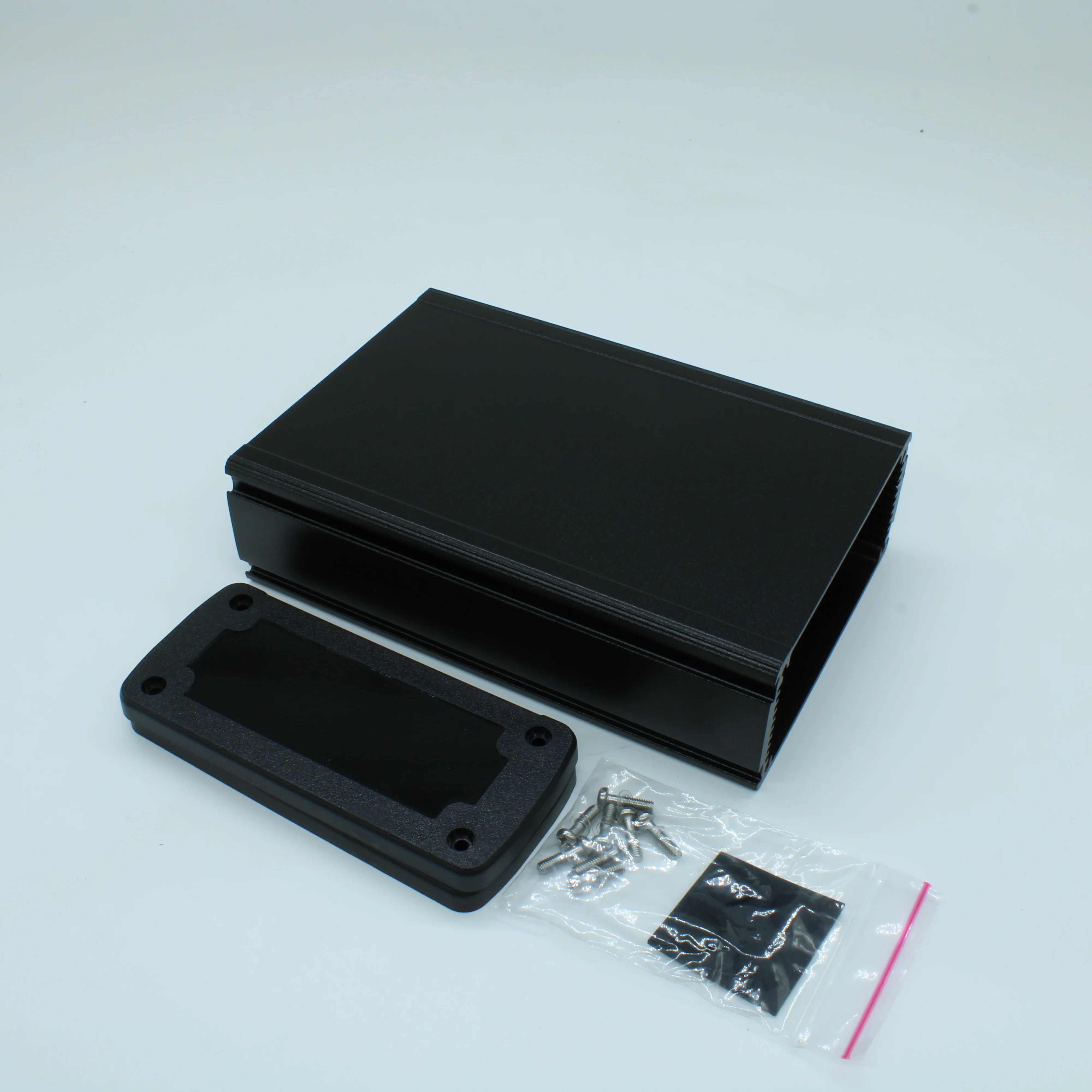 ALUG705BK160-BK - Алюминиевый черный корпус с черными пластиковыми торцевыми панелями