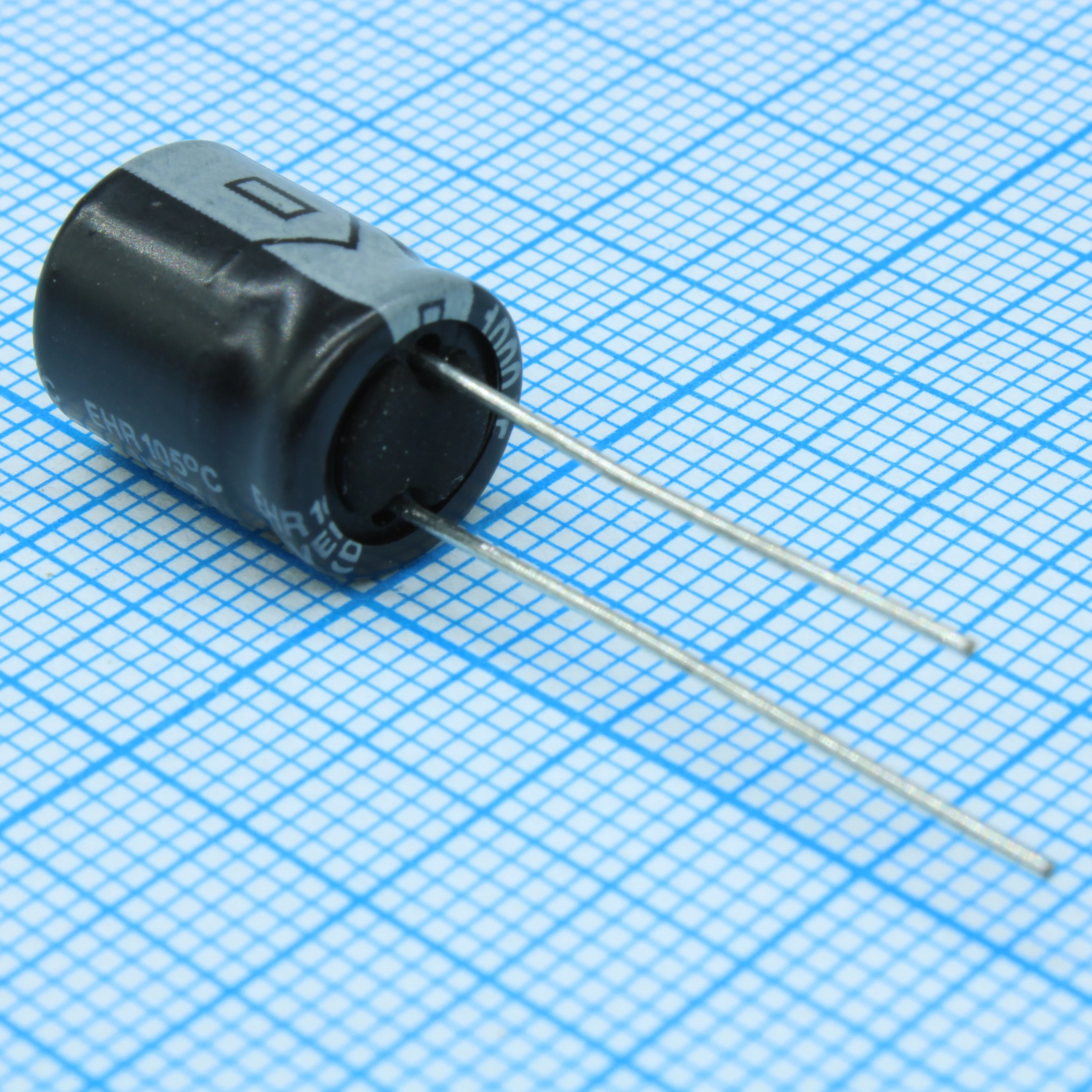 ESX331M25B - Конденсатор алюминиевый электролитический 330мкФ 25В ±20% (10 X 13мм) радиальный 5мм 0.082Ом 720мА 5000час 105°С россыпь