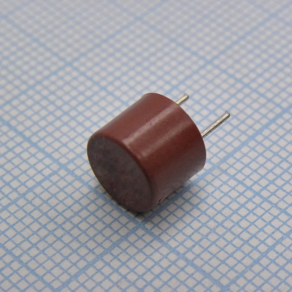 37214000411 - T  250 V 4 A 8,4x7,6 mm, радиальный