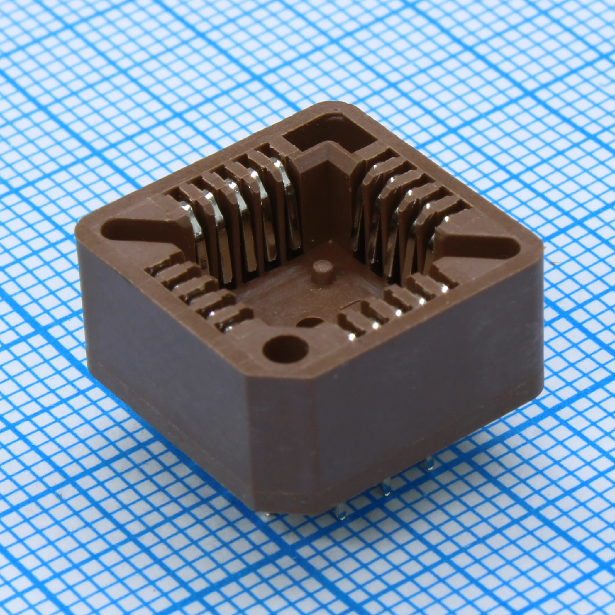 DS1032-20SDNT1A - PLCC сокет 20 контактов шаг 1.27, коричневый, H=3.81мм, DIP
