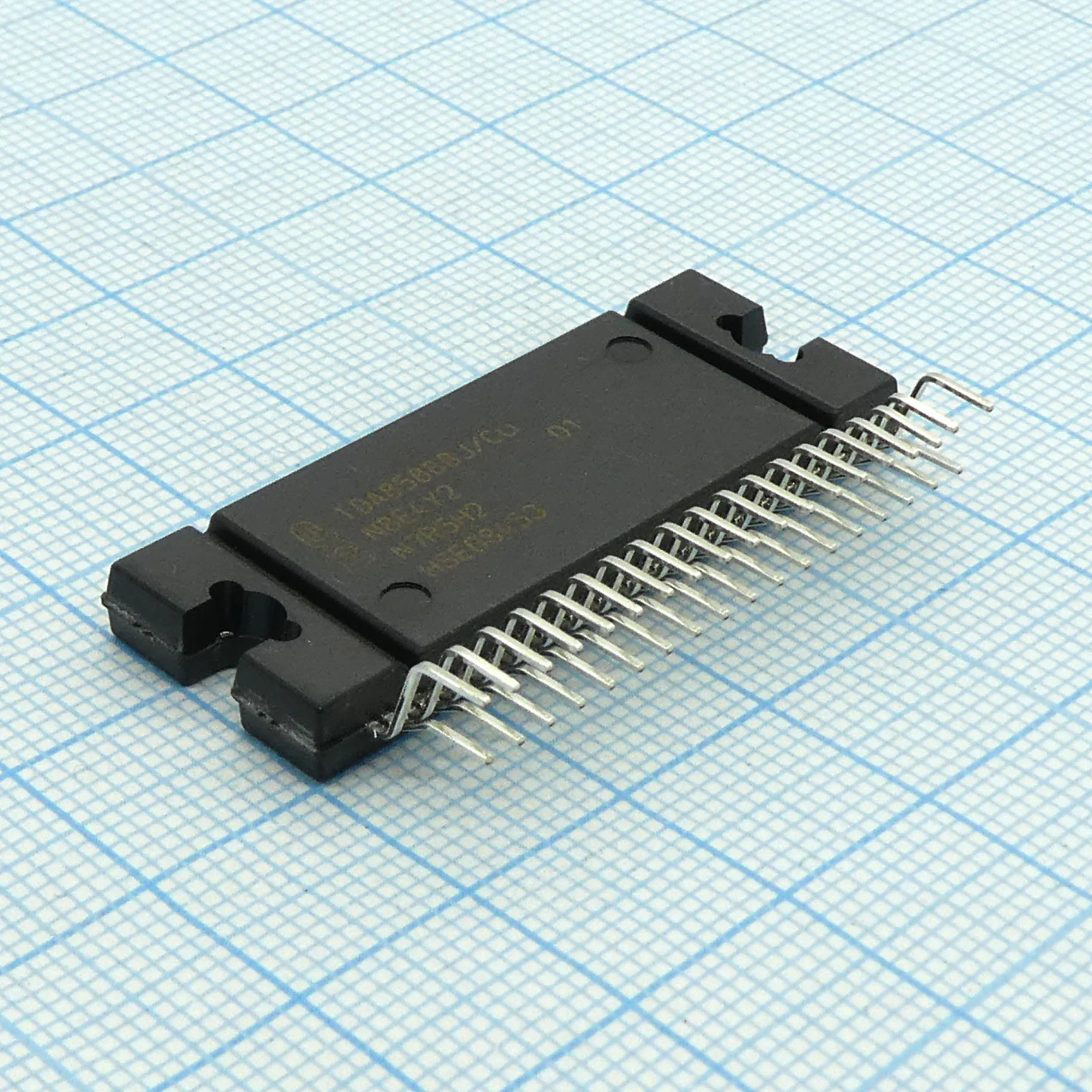 TDA8588J - УНЧ с функцией стабилизатора напряжения 4x55Вт (14.4В/2 Ом), 26дБ, I2C-bus, 5В/5В