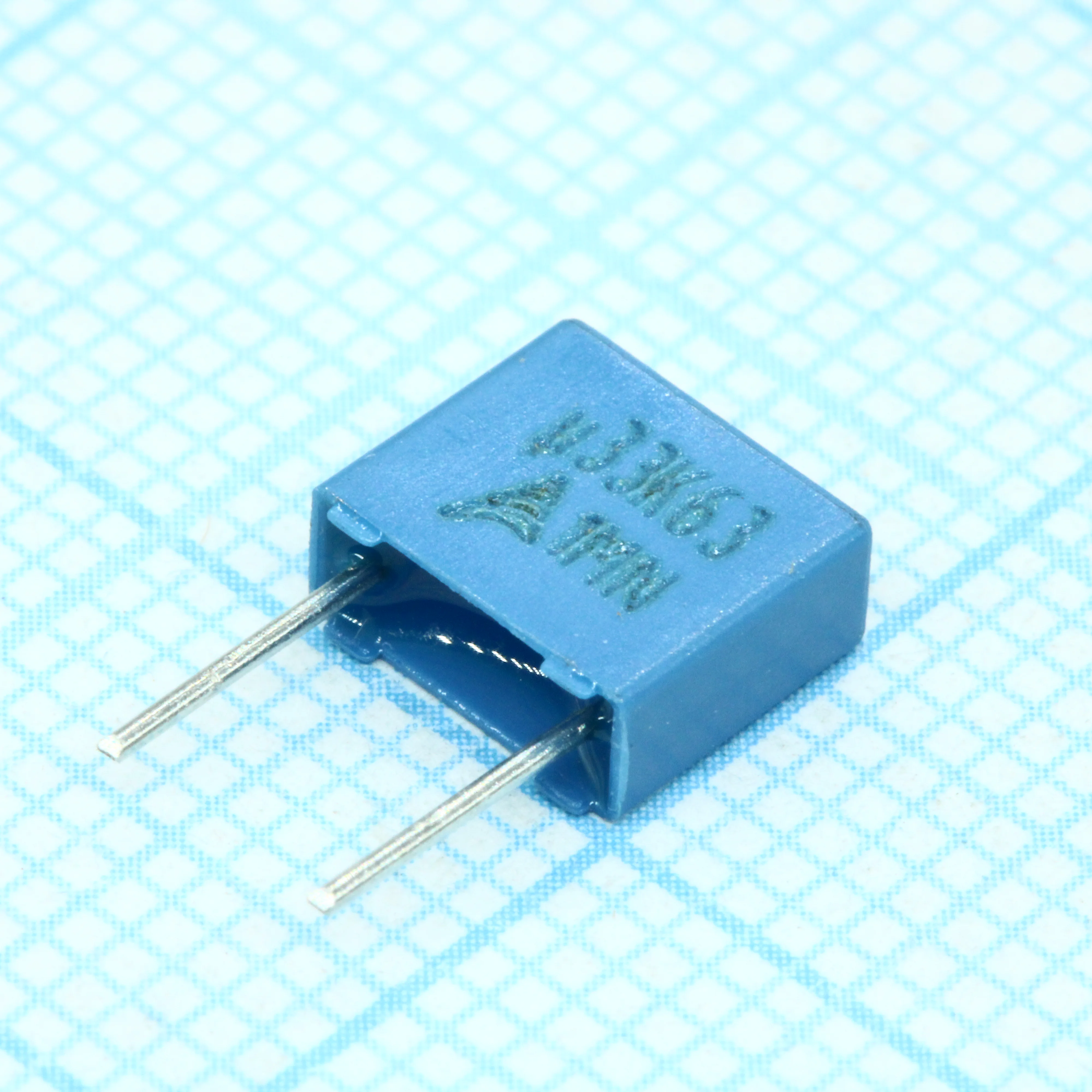 B32529C0334K - Конденсатор металлоплёночный полиэтилентерефталатный 0.33мкФ 63В ±10% (7.3х3х6.5мм) шаг выводов 5мм 125°С автомобильного применения россыпь