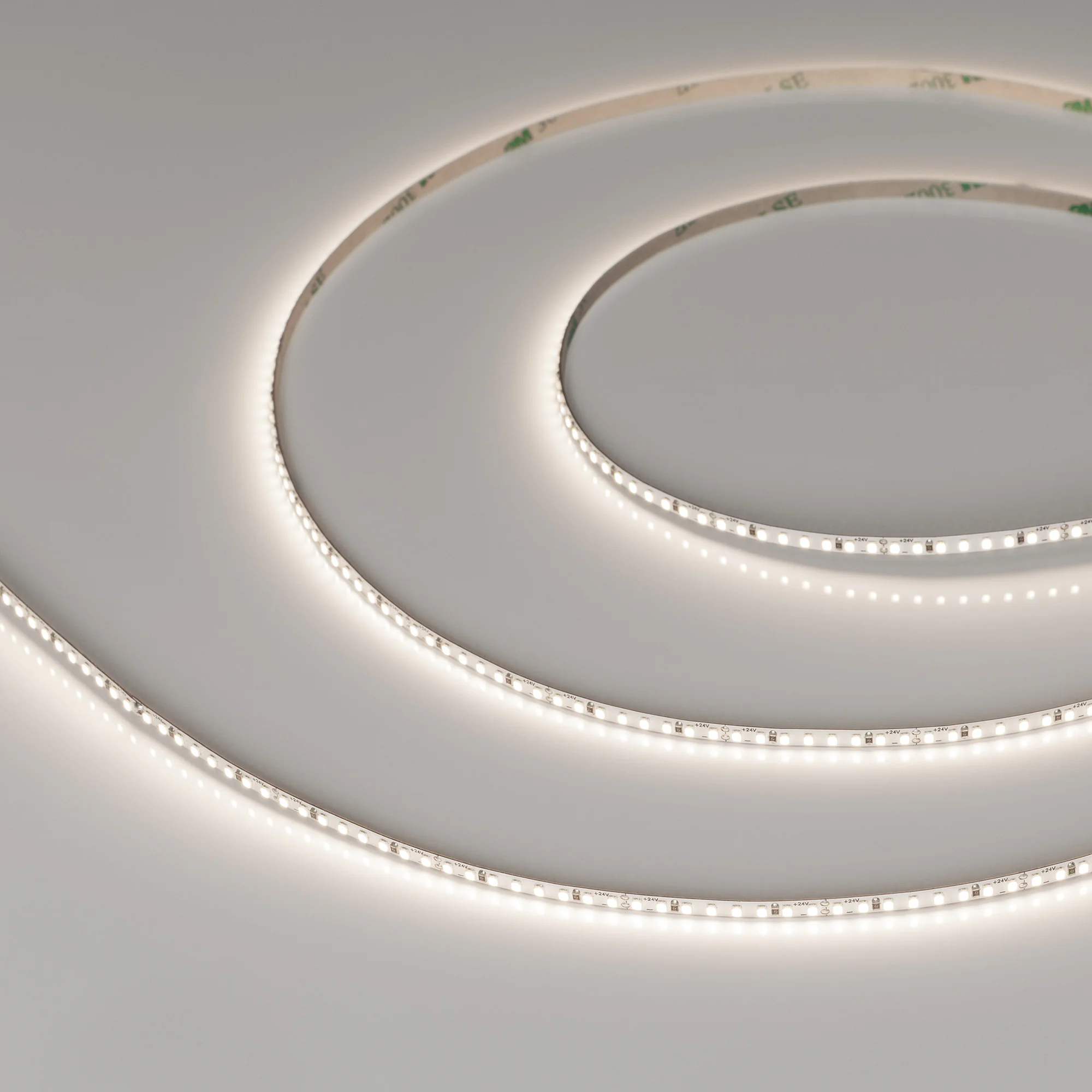 Лента MICROLED-M240-4mm 24V Day4000 (8 W/m, IP20, 2216, 5m) 047869 - Светодиодная лента MICROLED-M240, открытая IP20. Светодиоды 2216, 240 шт/м (1200 шт на 5м), белая плата, скотч 3M. Цвет ДНЕВНОЙ 4000K, цветопередача CRI>90, угол 120°. Питание 24 В, мощн