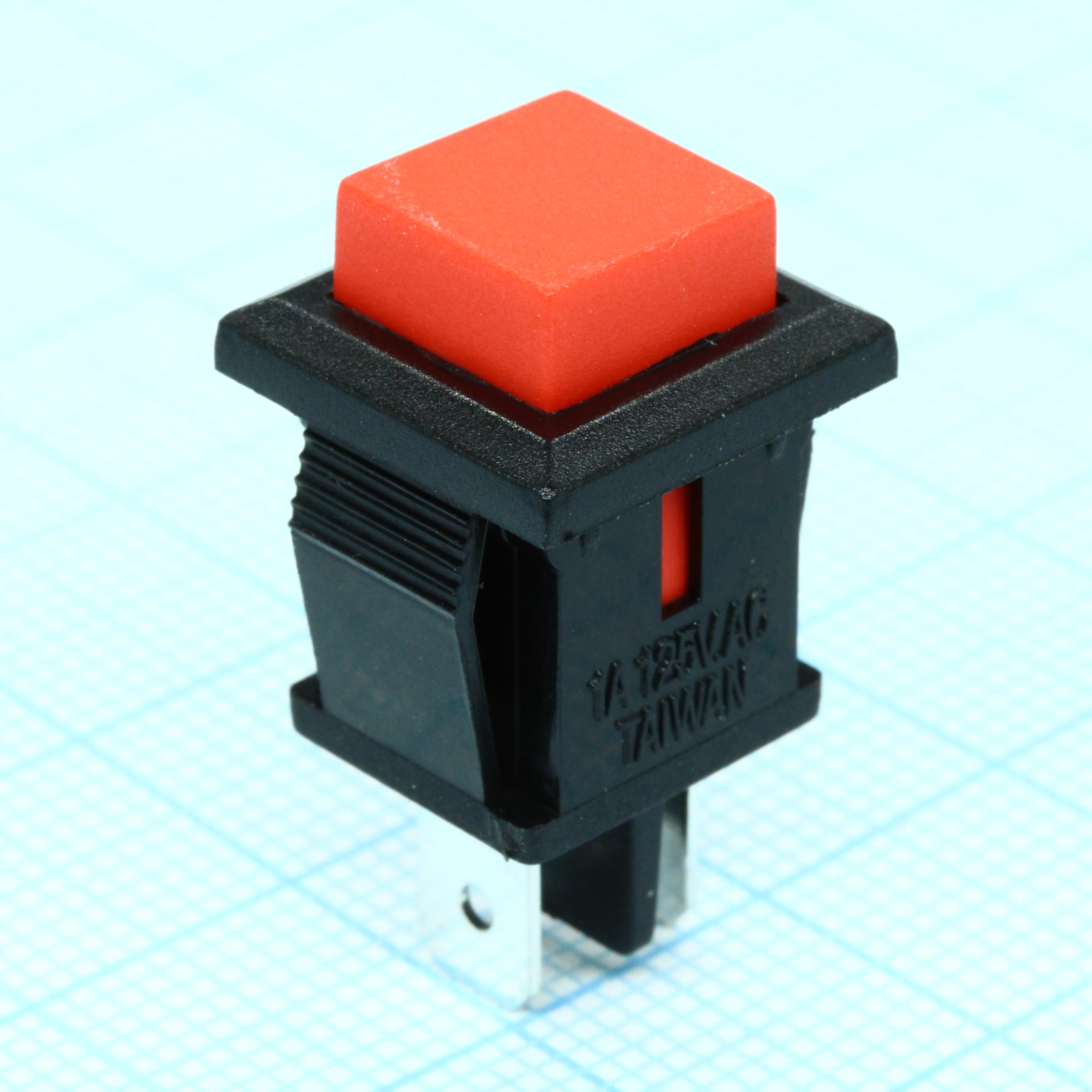 PB-02T-R-G - Кнопка без фиксации на замыкание 0.5А 250В квадратная -красный-