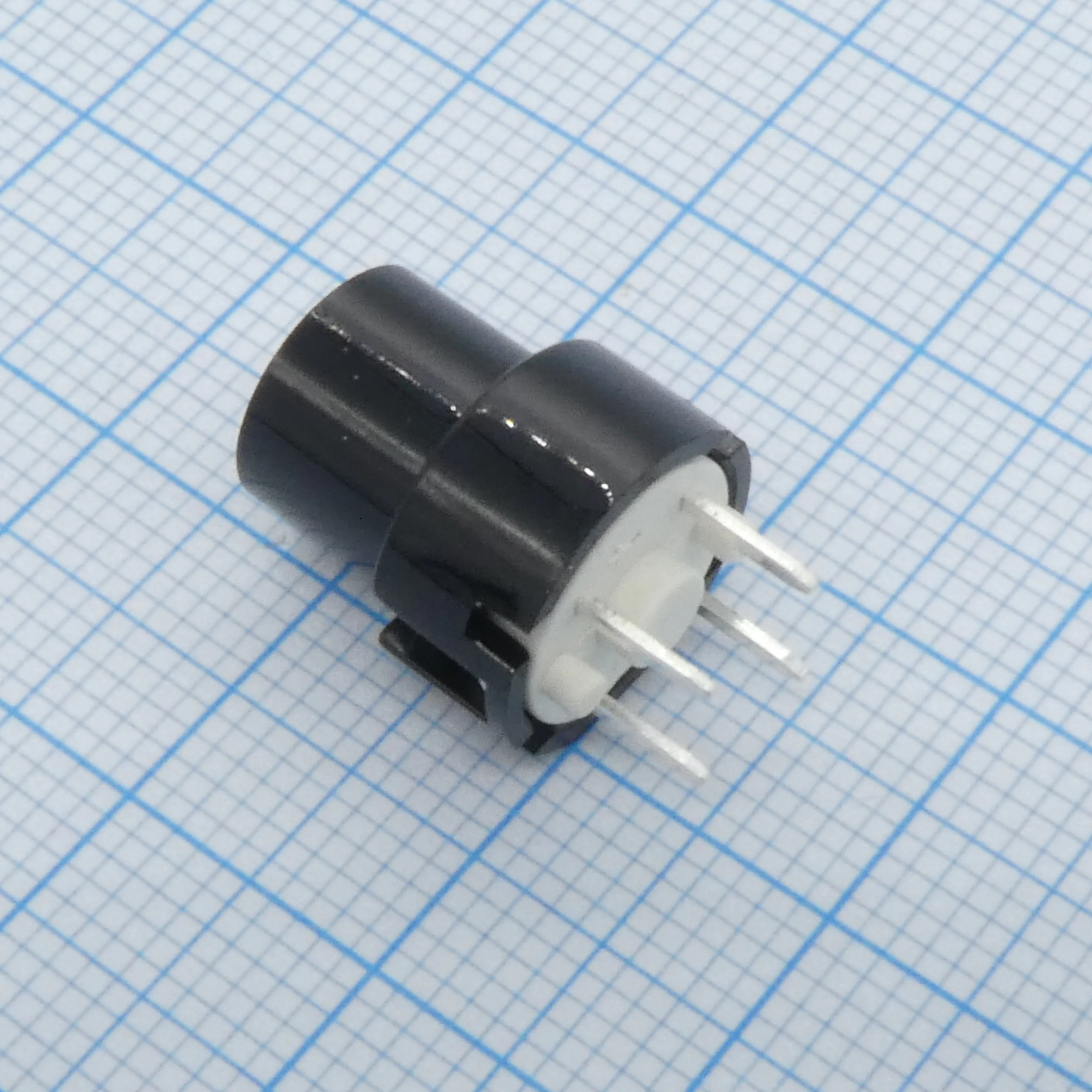 D6R90F1LFS - Тактильная кнопка, посеребренные нормально разомкнутые котнакты, серия D6, Сквозное Отверстие, Круглая, 130 гс