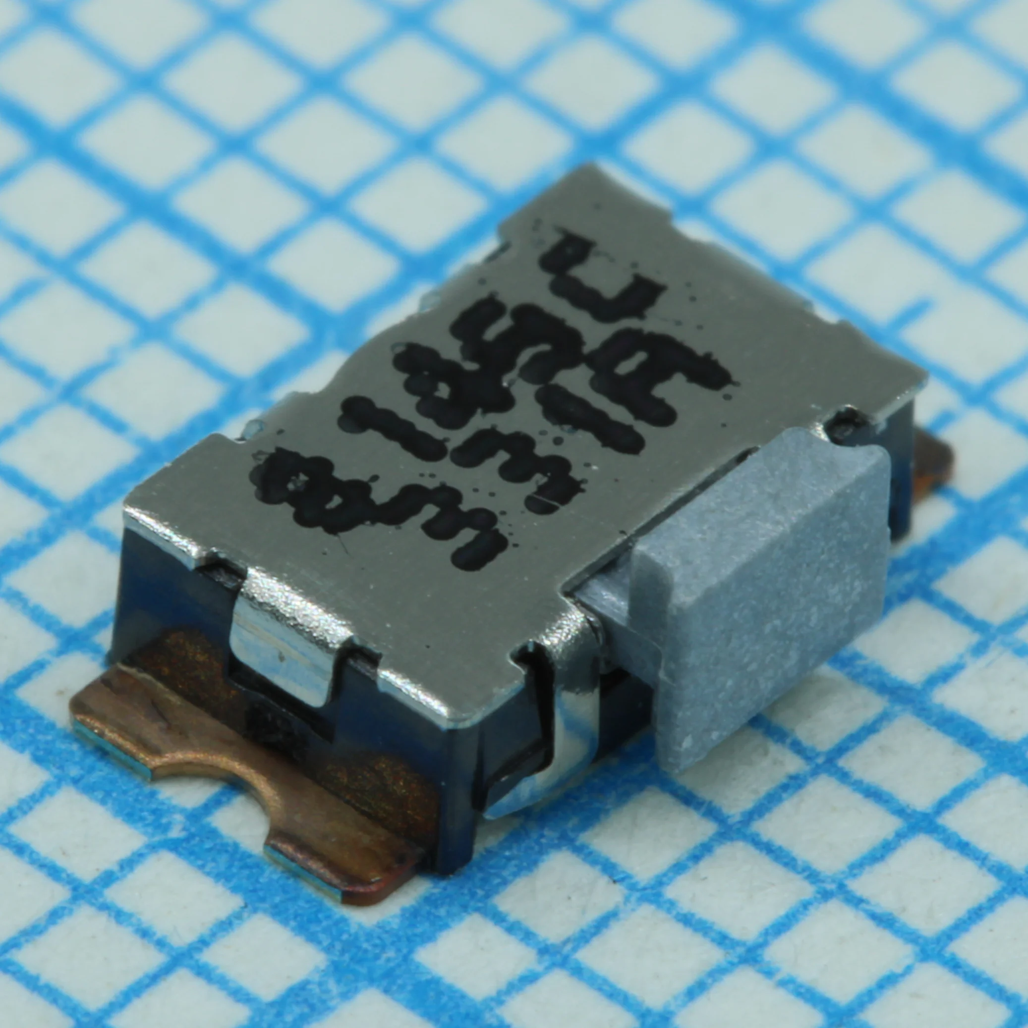 KSS331G LFS - Кнопка тактильная 7Х3.1Х1.7мм угловая 0.05A 32В 1ВА 2.5H 100000циклов SMD монтаж лента на катушке
