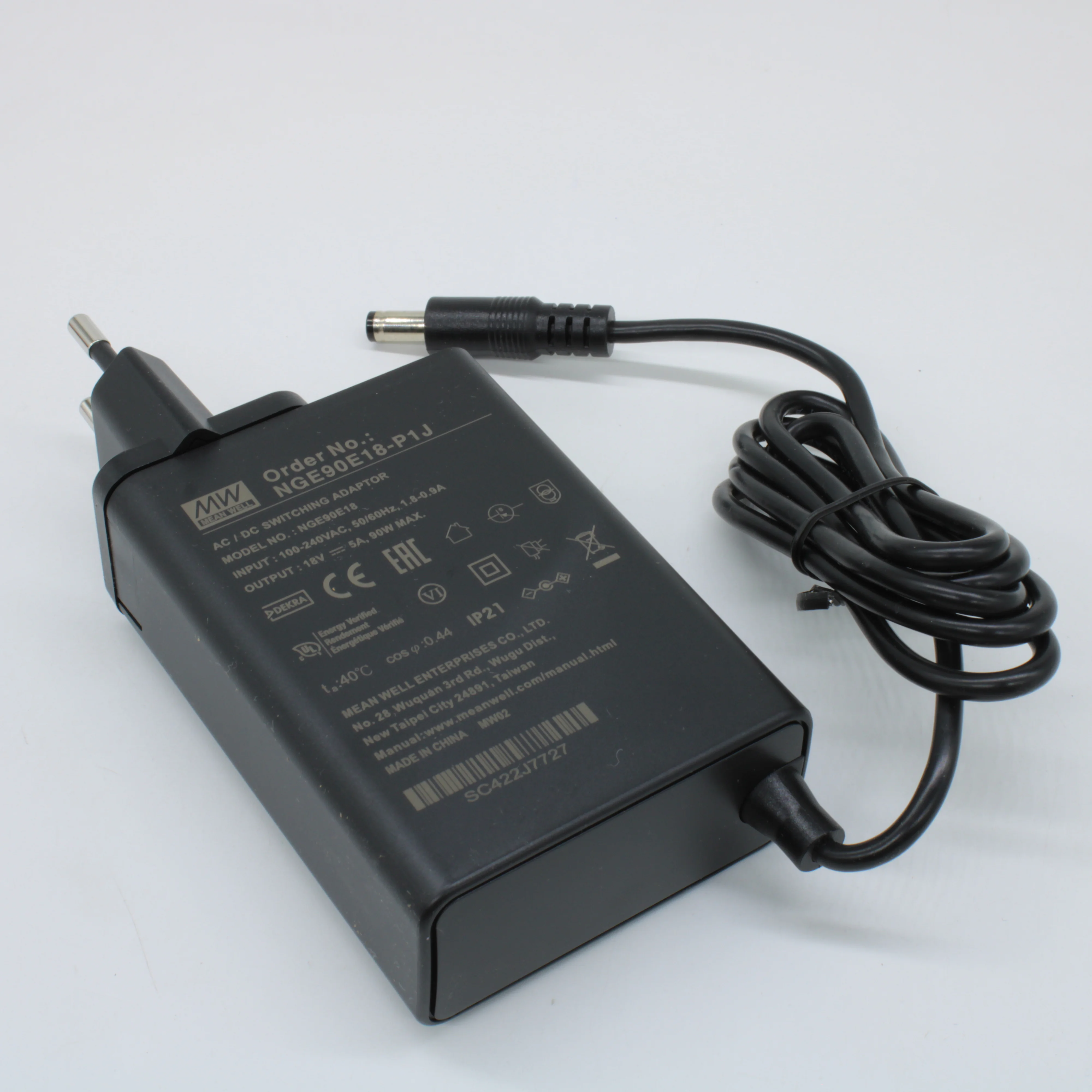 NGE90E18-P1J - AC-DC, 90Вт, сетевой адаптер, выход 18В/5А, вход 80...264В AC, 47...63 Гц, изоляция 4000B DC, 2xMOPP, 62x30*x85.5мм, -30...+70C, евровилка, выходной разъем 11мм, диам. 5.5х2.1мм