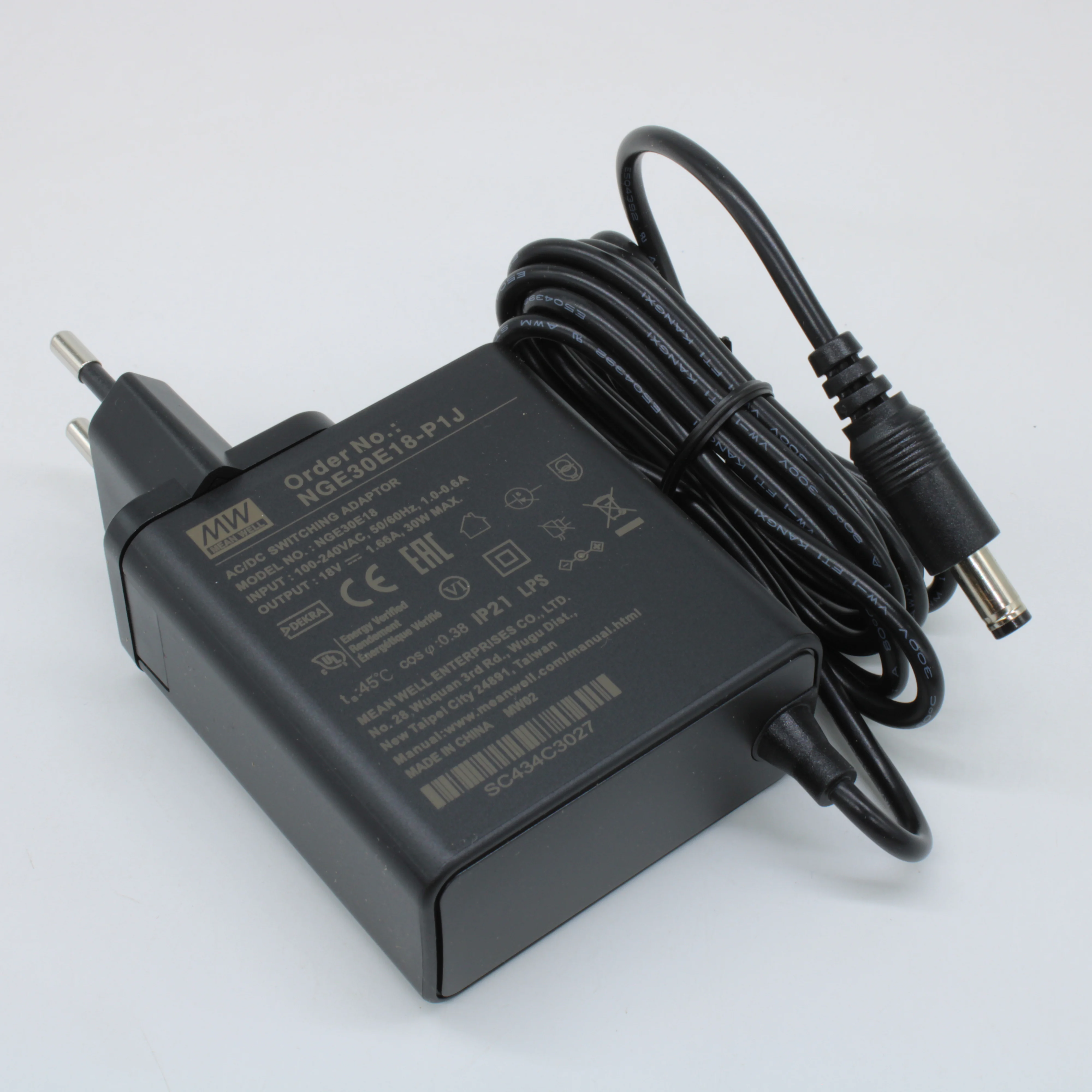 NGE30E18-P1J - AC-DC, 30Вт, сетевой адаптер, выход 18В/1.66А, вход 80...264В AC, 47...63 Гц, изоляция 4000B DC, 2xMOPP, 62x30*x65мм, -30...+70C, евровилка, выходной разъем 11мм, диам. 5.5х2.1мм