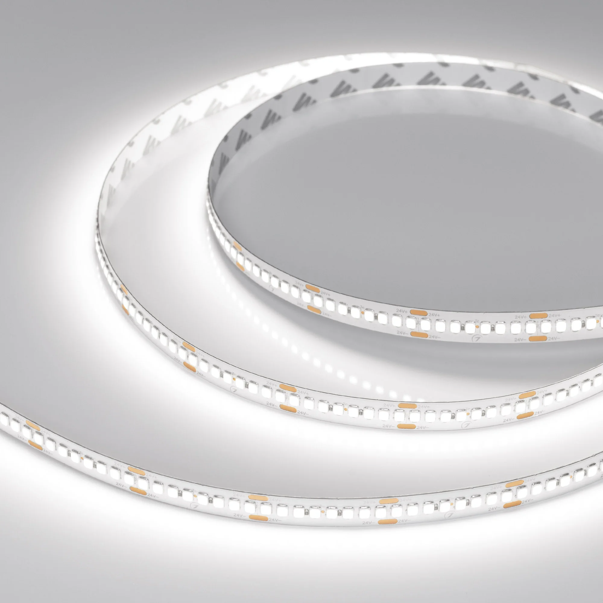 Лента RT-A240-10mm 24V White6000 (22 W/m, IP20, 2835, 5m) 038741 - Светодиодная лента RT-A240, открытая. Светодиоды 2835, 240 шт/м (1200 шт на 5 м), белая плата, ширина 10 мм, скотч 3M. Цвет БЕЛЫЙ 6000 K, цветопередача CRI>85, угол 120°. Питание 24 В, мощ