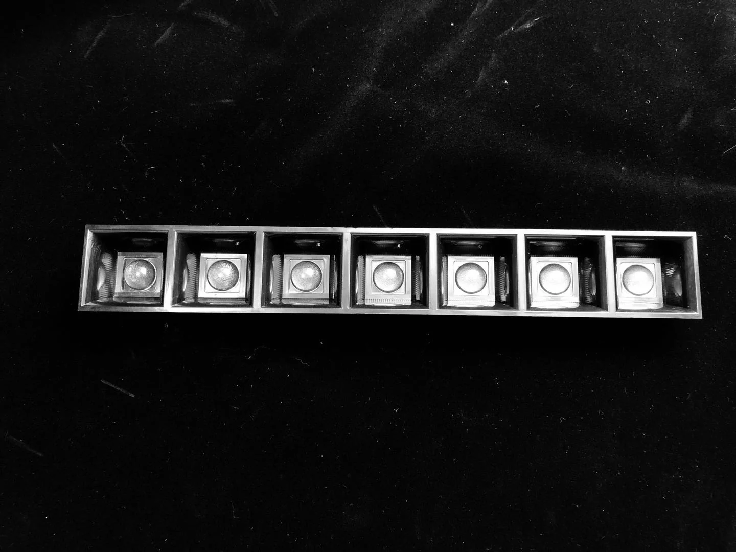 ASL280D40H7LED50G - Групповая линейная линза на 7 светоточек с черным рефлектором, для светодиодов 3030/5630/5050, 90%, 50° wide beam. 7X1, 280mm H:20mm, PMMA