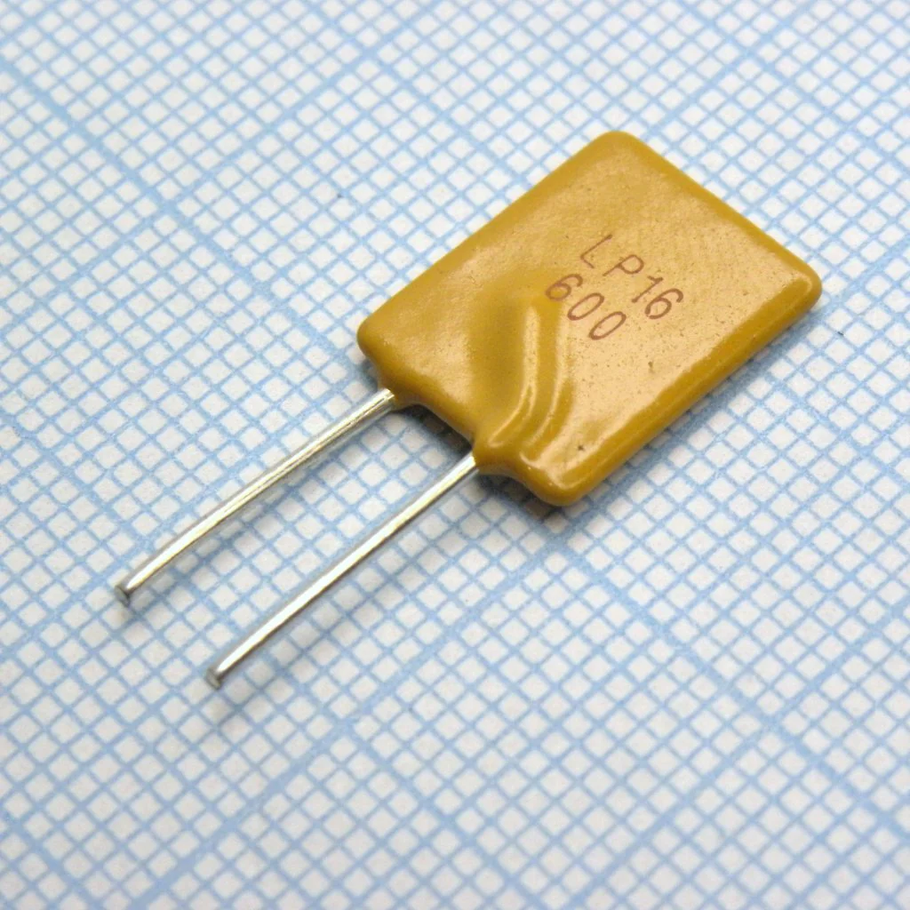 LP16- 600F - Самовосстанавливающийся предохранитель PTC 6A(hold) 10.2A(trip) 16V 100A 2.8W 5.8s 0.009Ohm Radial 11.4 X 3 X 19mm Bag