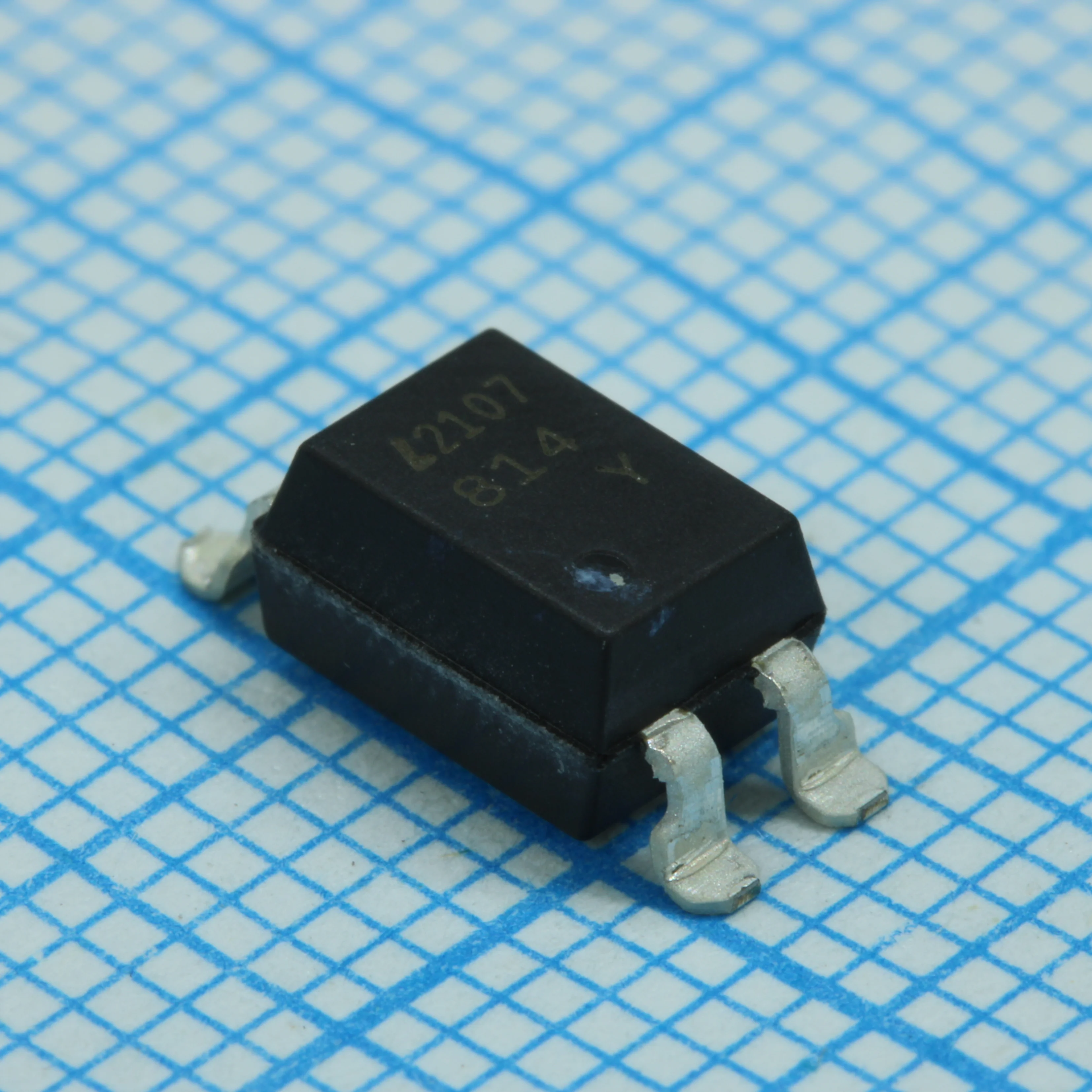FOD817SD - Оптоизолятор 5кВ транзисторный выход 4SMD