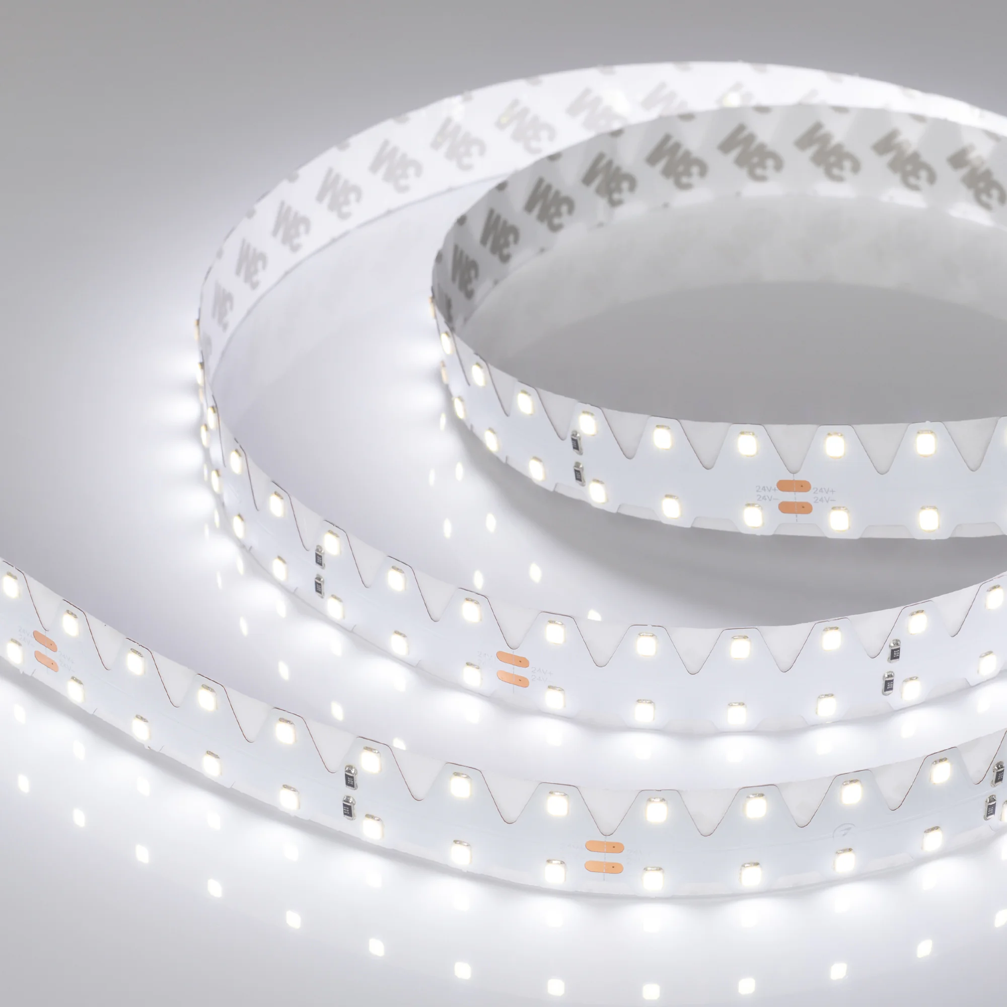 Лента TWIST-A140-20mm 24V White6000 (20.6W/m, IP20, 2835, 5m) 033871(1) - Светодиодная широкая лента повышенной прочности TWIST, A140, открытая. Светодиоды 2835, 140 шт/м (700 шт на 5м), белая плата, ширина 20 мм, скотч 3M. Цвет Белый 6000 K, цветопередач