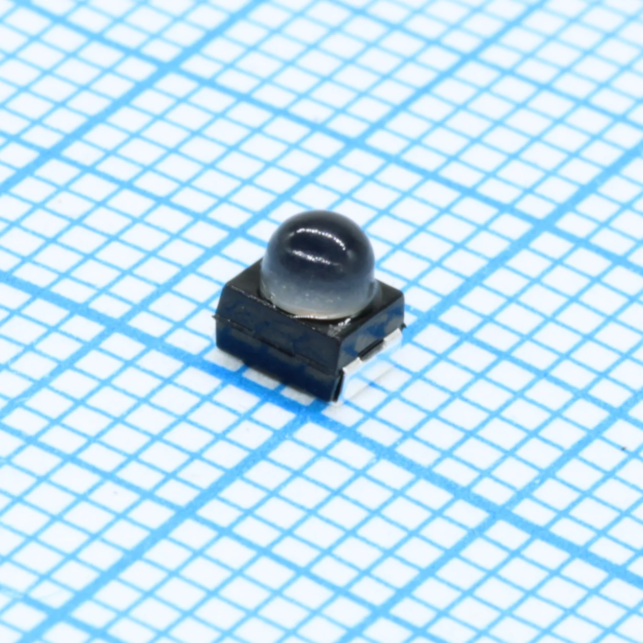 LYT64F-CADB-46-1 - Светодиод smd 3,2х2,8мм/желтый/590нм/2600-5200мкд 20mA/прозрачный/30° с линзой