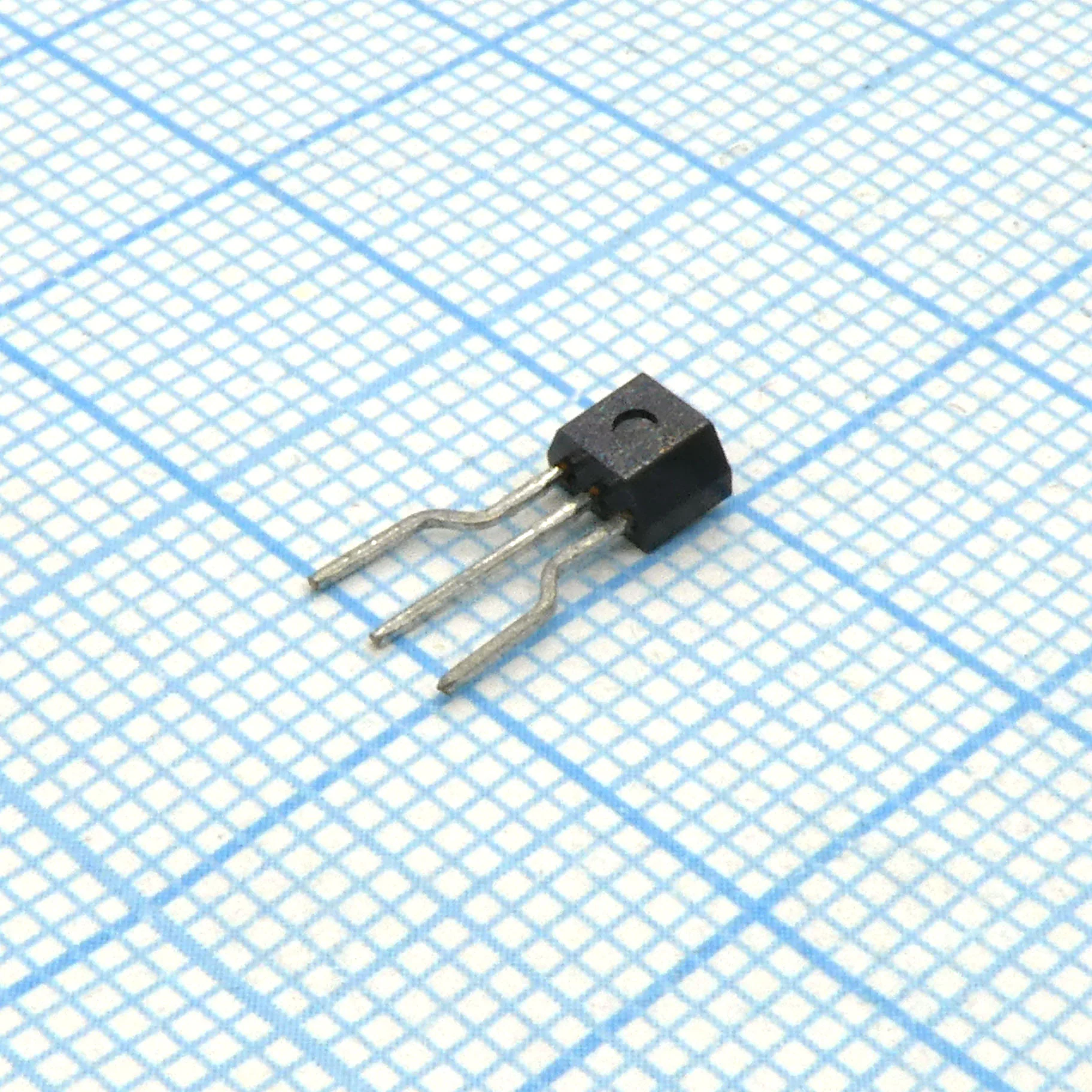 KRC104M - Цифровой биполярный транзистор NPN, 50 В, 0.1 А, 0.4 Вт, 200 МГц, 47 кОм+47 кОм