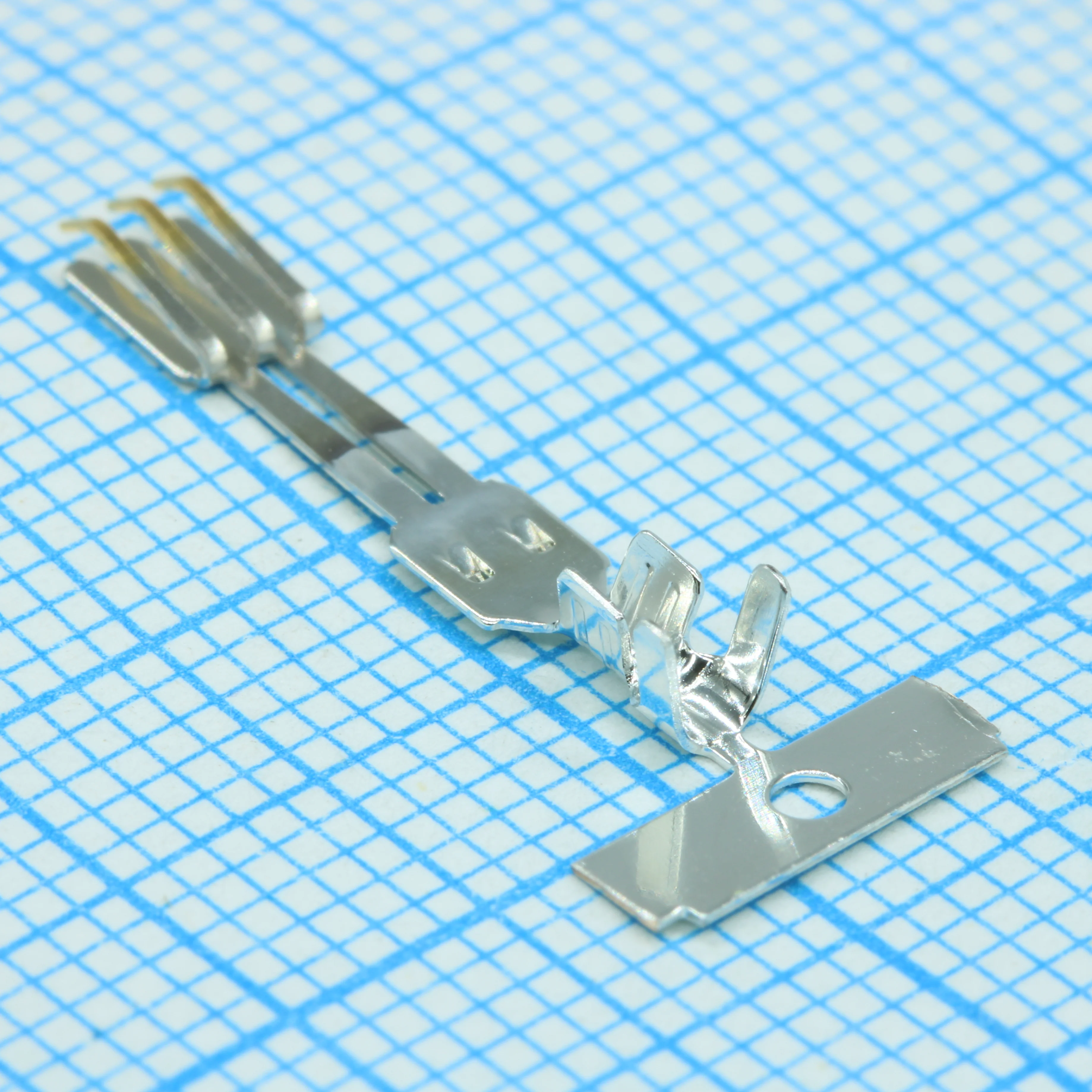 675810000 - Контакт SKT обжим на кабель 18-22AWG Serial ATA рейка